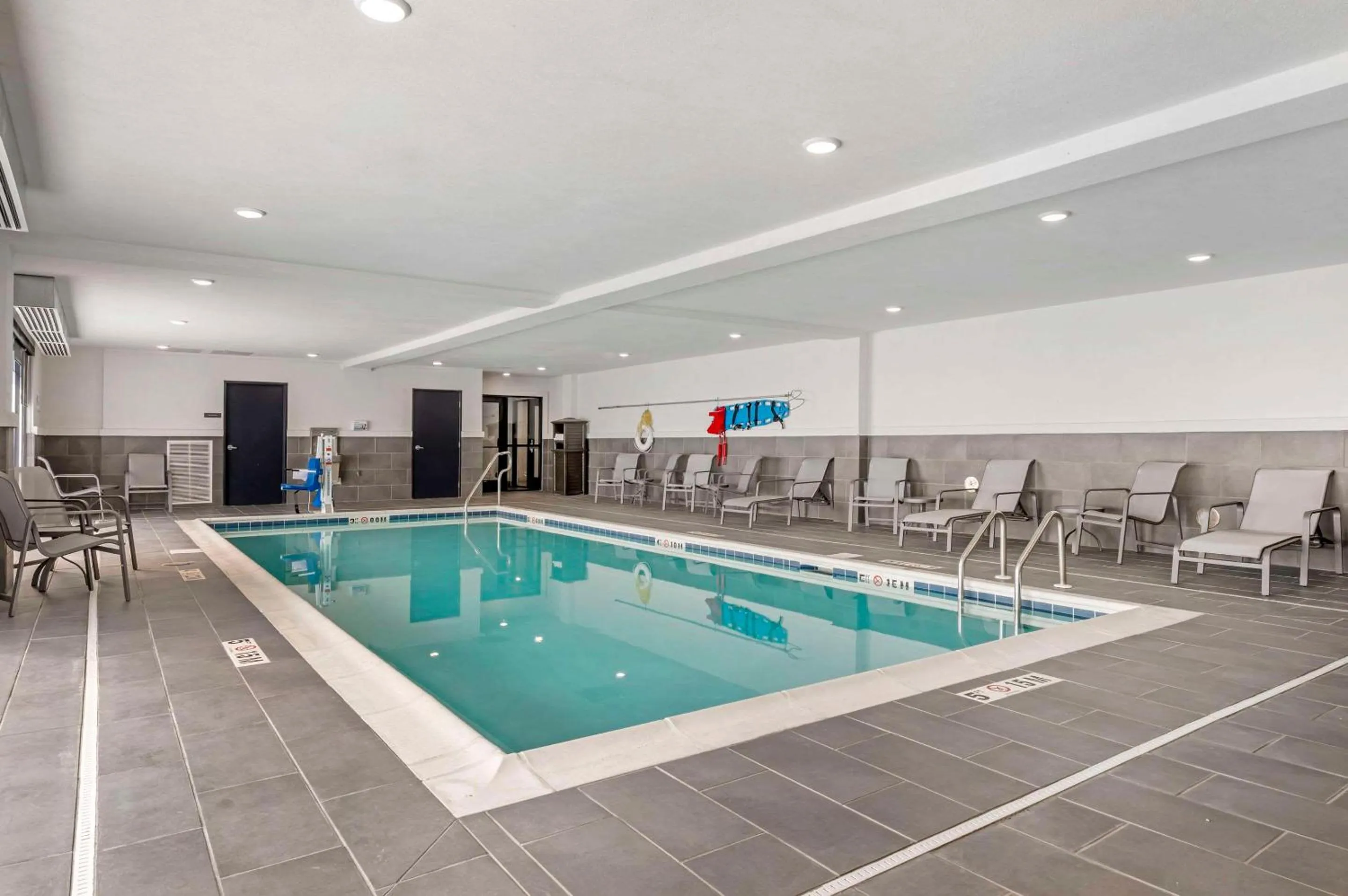 Swimming pool in Comfort Inn & Suites Clarksville - Louisville North