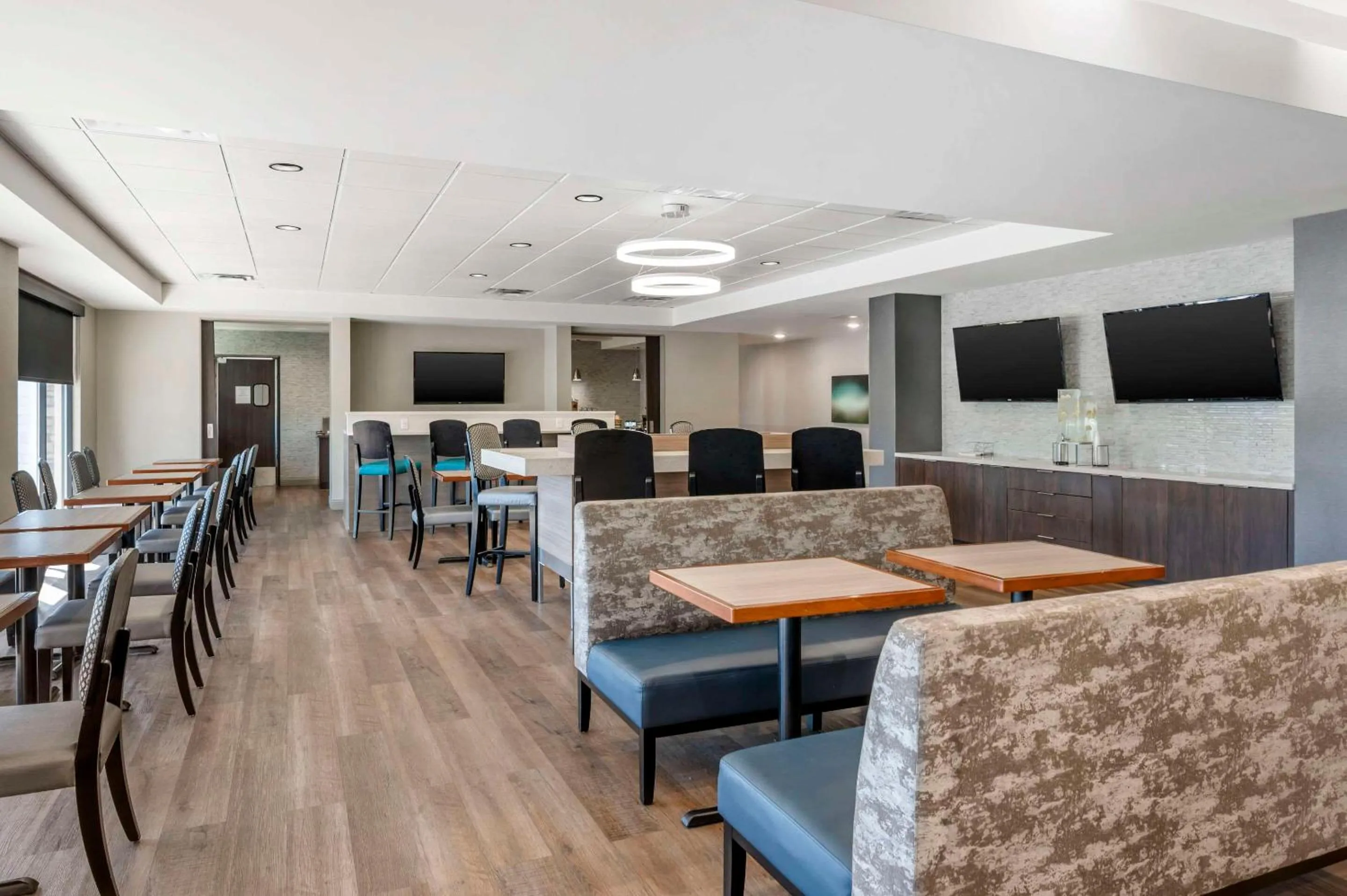 Breakfast in Comfort Inn & Suites Clarksville - Louisville North