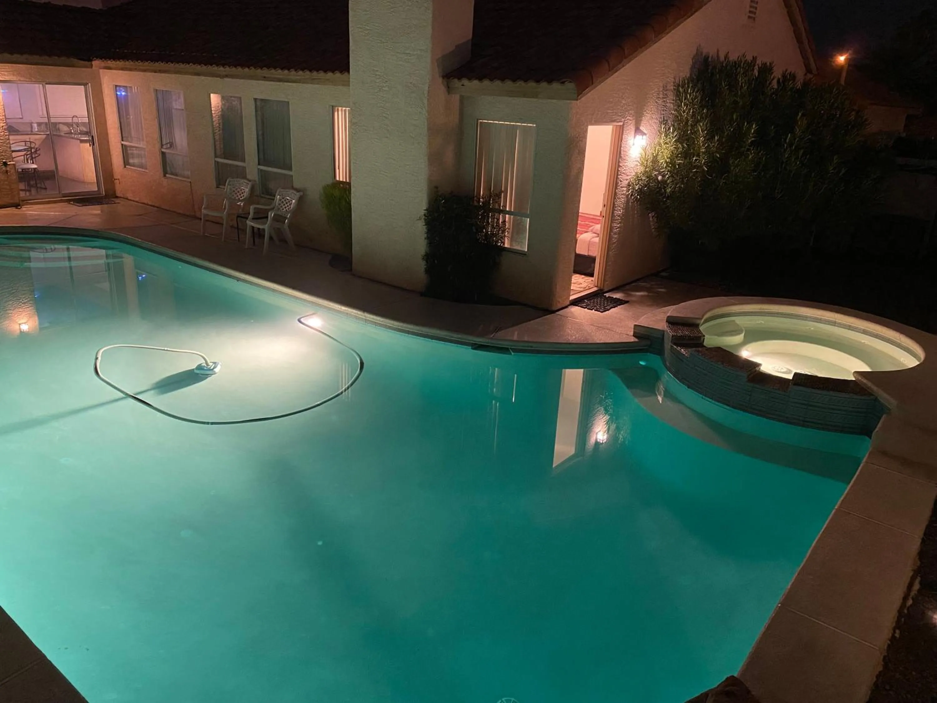 Night in Luxury 1900 SQ FT House Huge 46 FT Pool & Hot SPA
