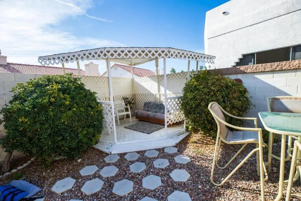 Luxury 1900 SQ FT House Huge 46 FT Pool & Hot SPA