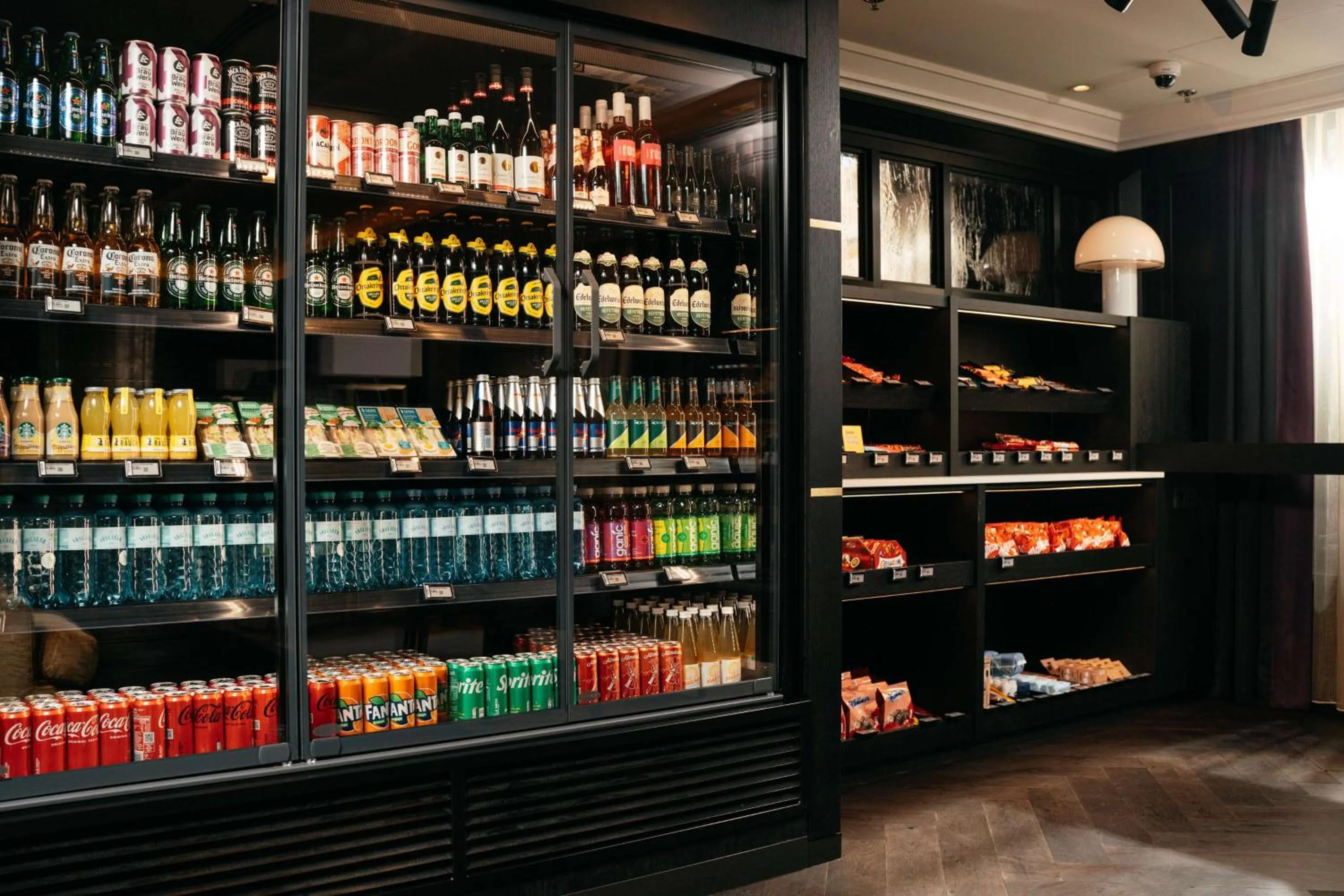 Restaurant/places to eat in Hilton Vienna Plaza