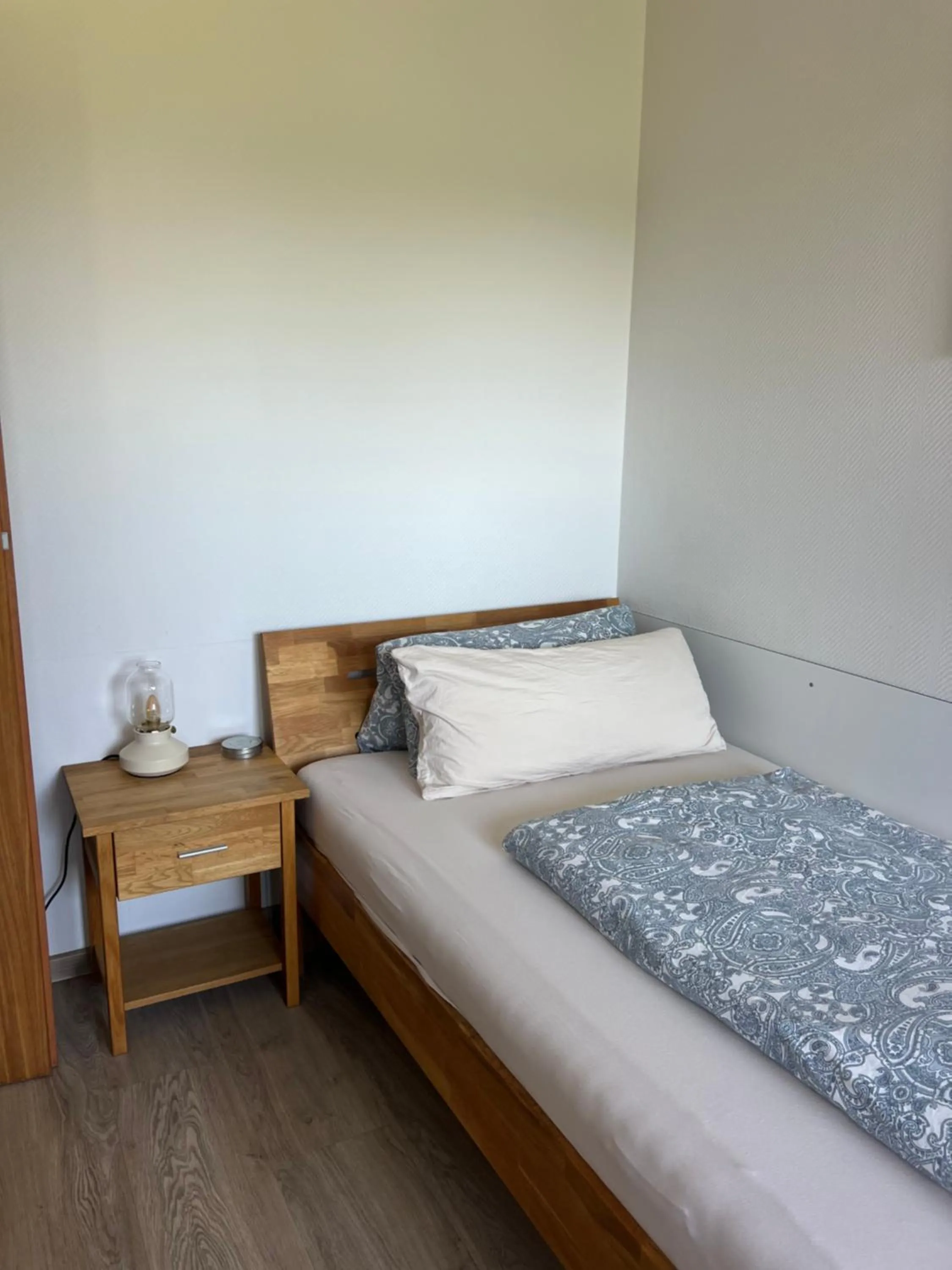 Photo of the whole room, Bed in Room and kitchen im Katerberg