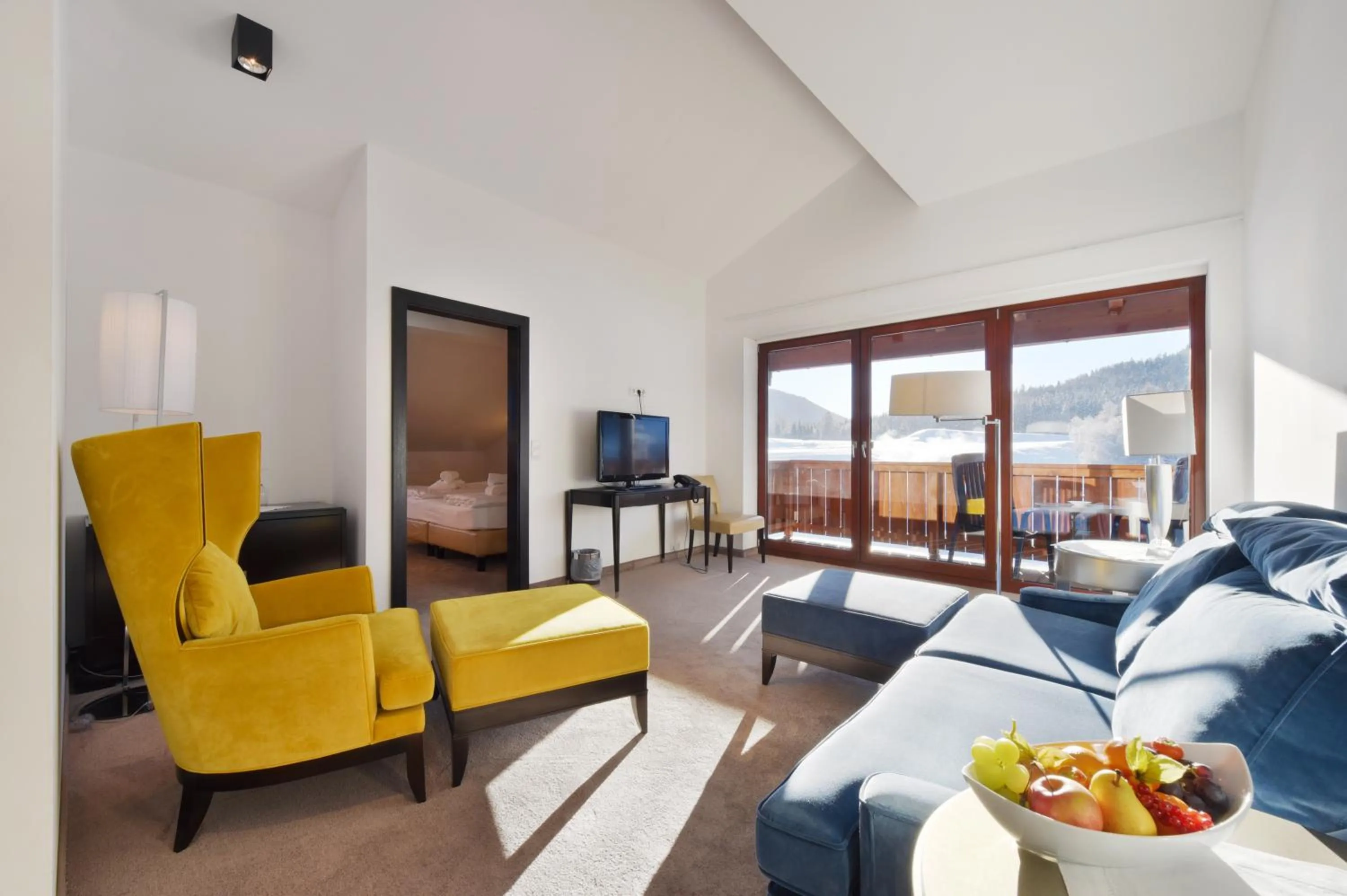 Communal lounge/ TV room in Mountains Hotel