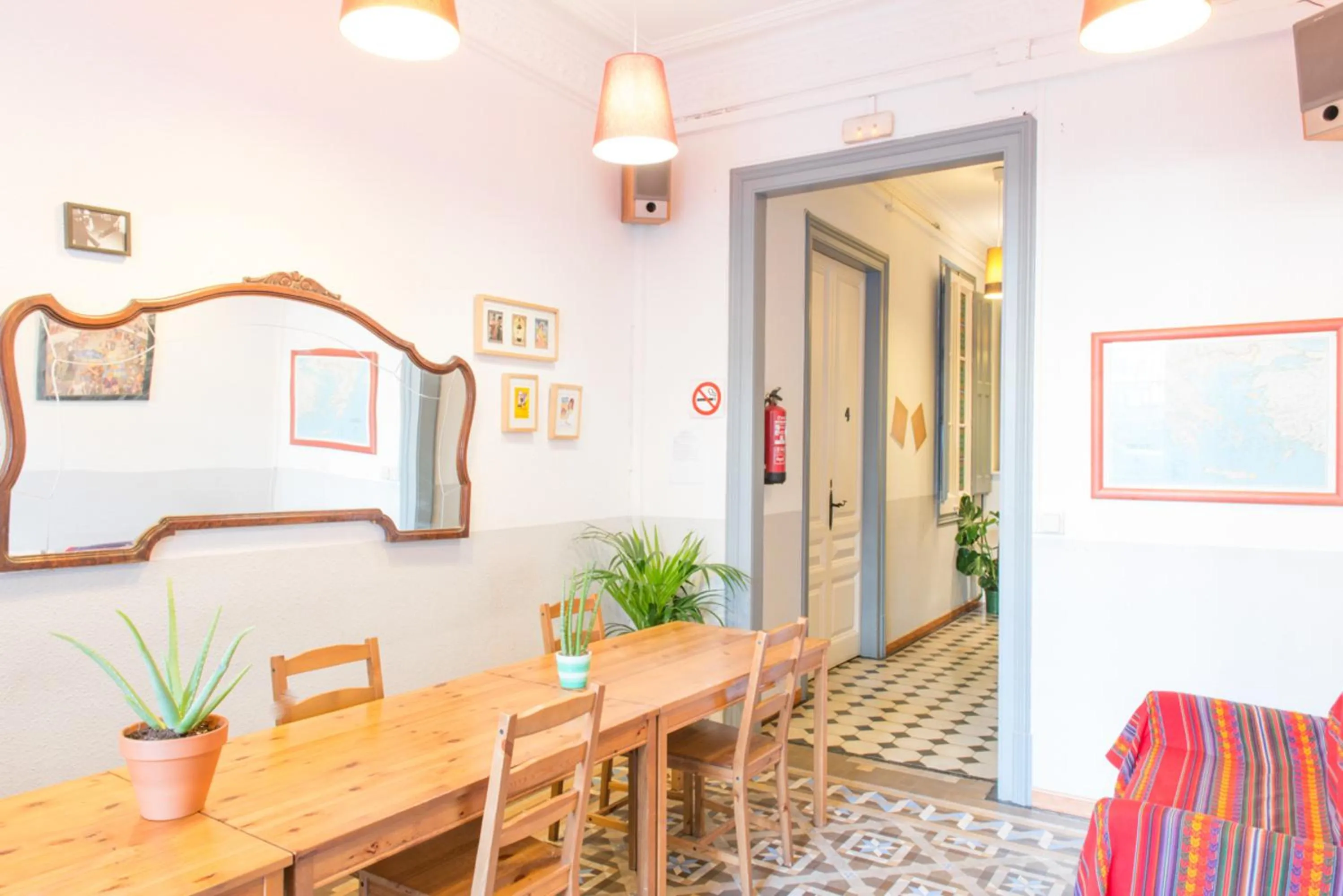 Communal lounge/ TV room in Soul Backpackers Barcelona