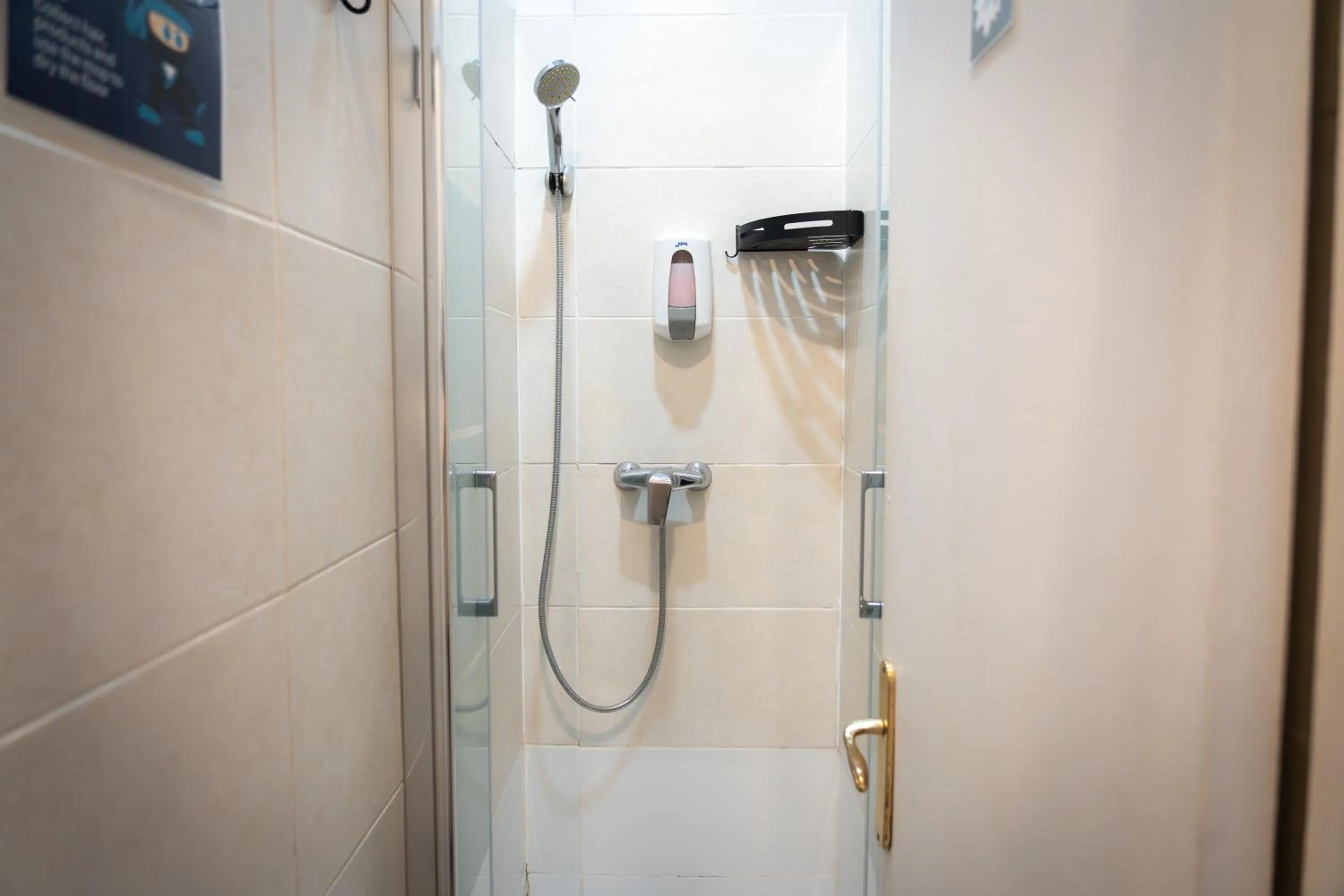 Shower in Soul Backpackers Barcelona