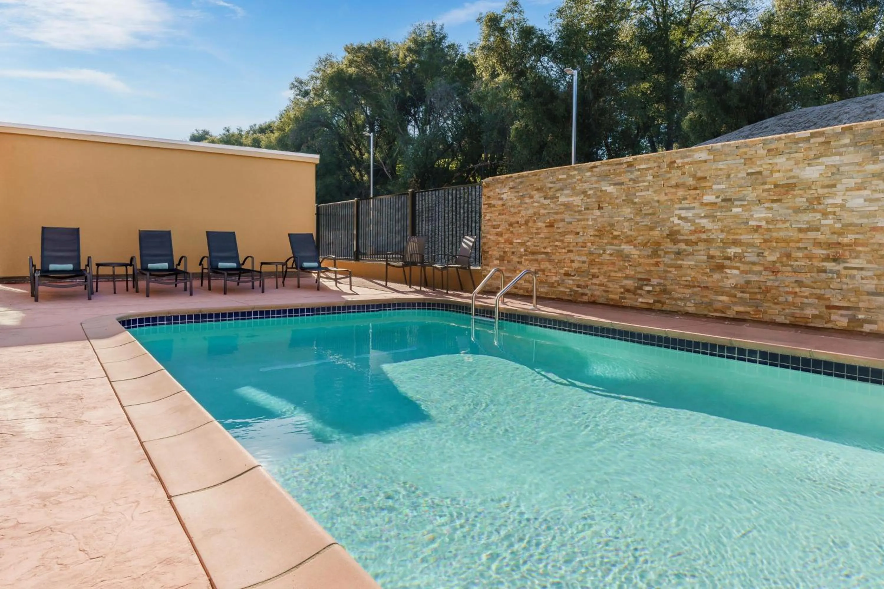 Swimming pool in Fairfield Inn & Suites by Marriott Oakhurst Yosemite