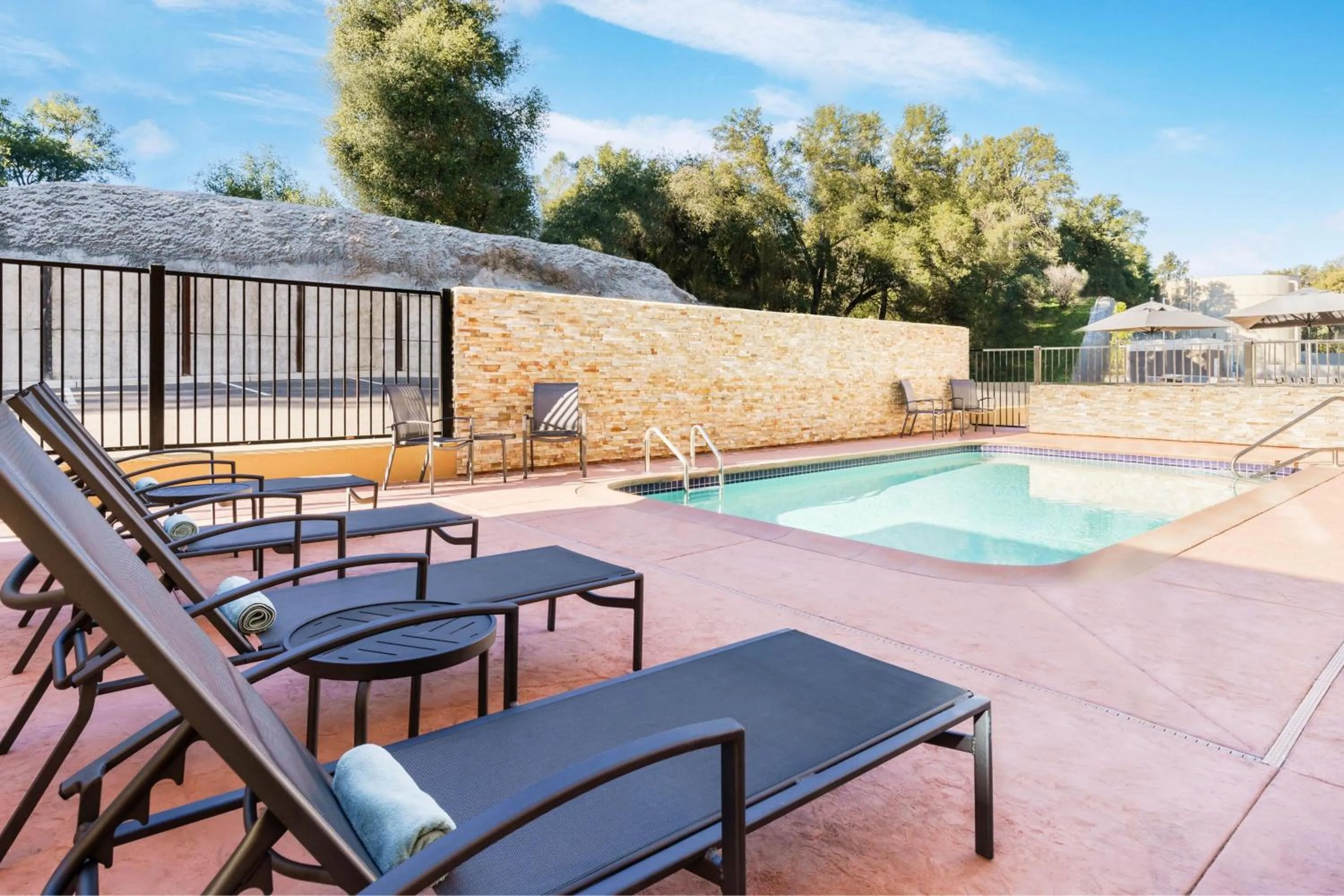 Swimming pool in Fairfield Inn & Suites by Marriott Oakhurst Yosemite