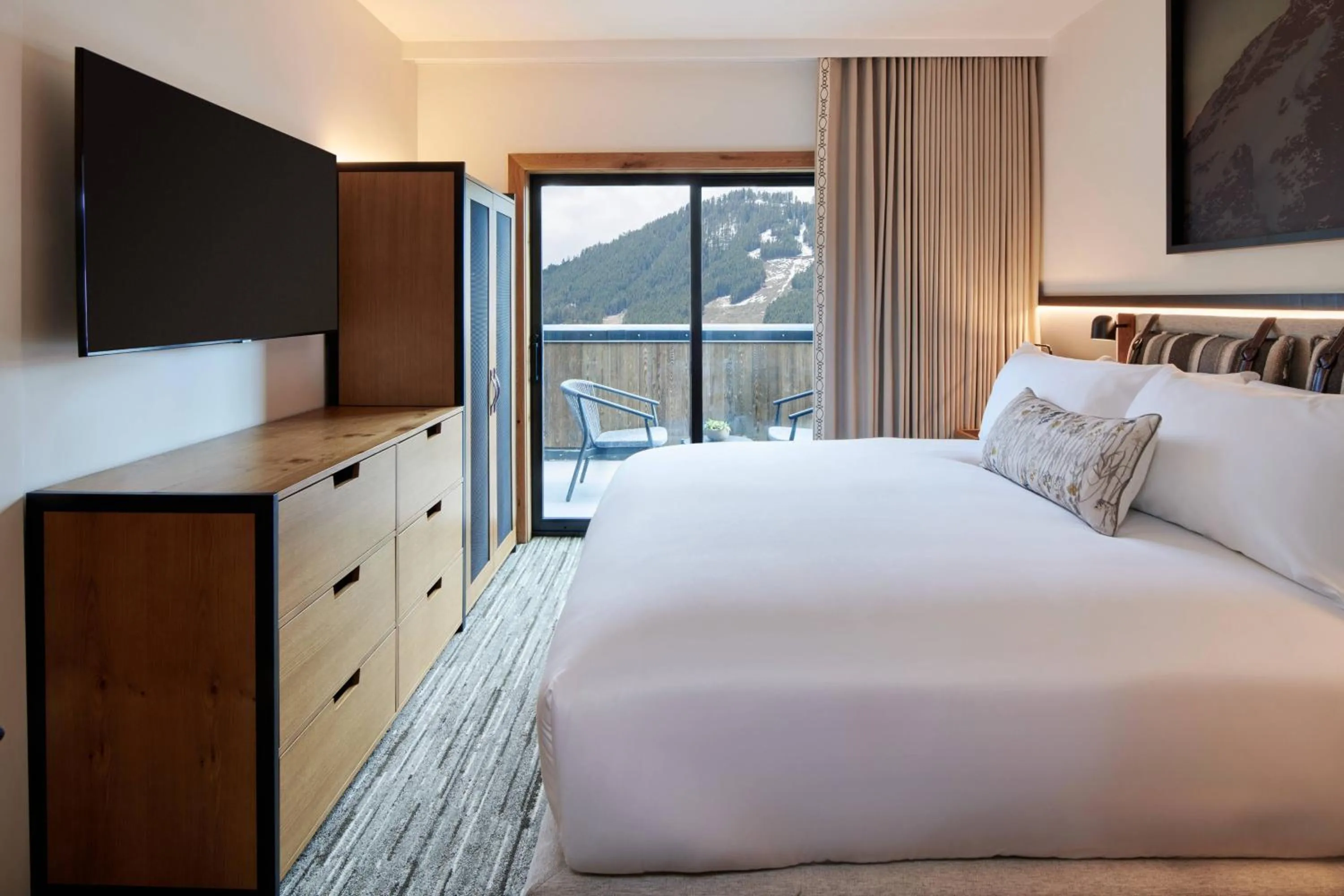 Bedroom, Bed in The Cloudveil, Autograph Collection