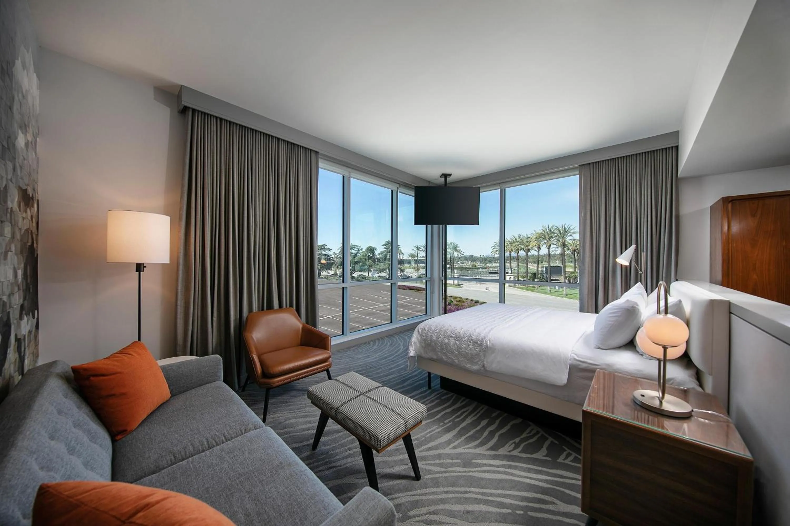 Photo of the whole room, Bed in Le Meridien Pasadena Arcadia