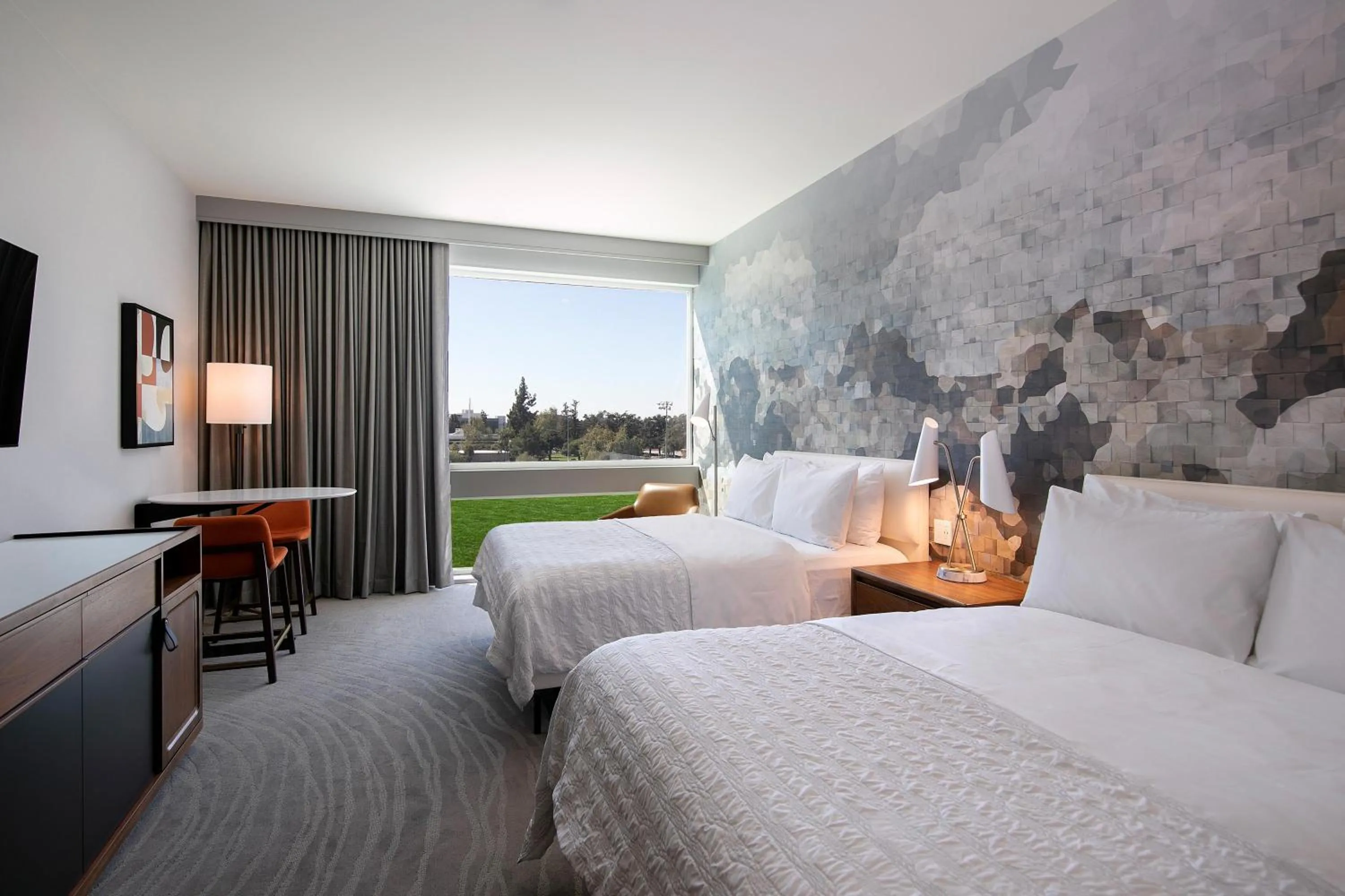 Photo of the whole room, Bed in Le Meridien Pasadena Arcadia