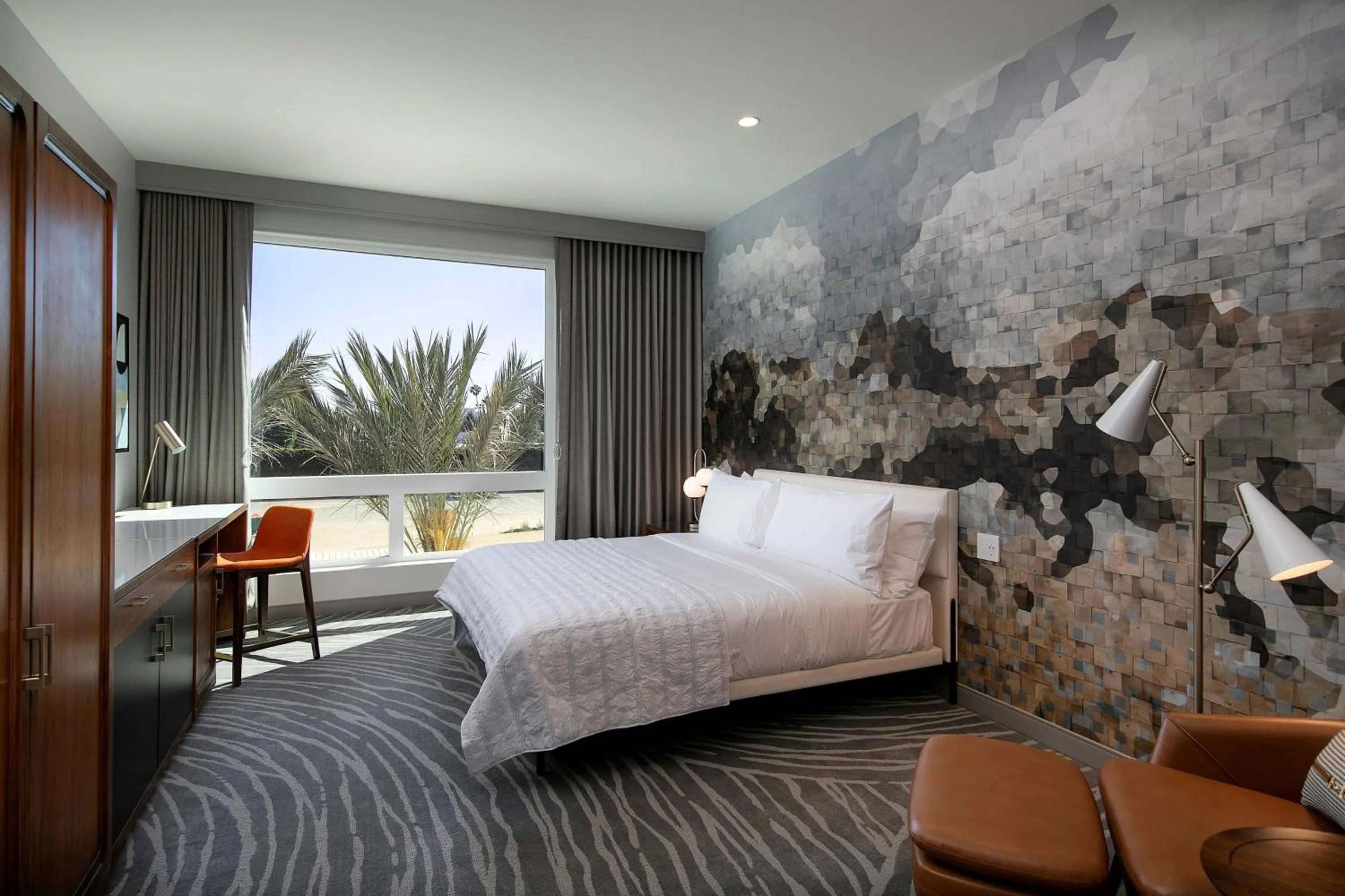 Photo of the whole room, Bed in Le Meridien Pasadena Arcadia