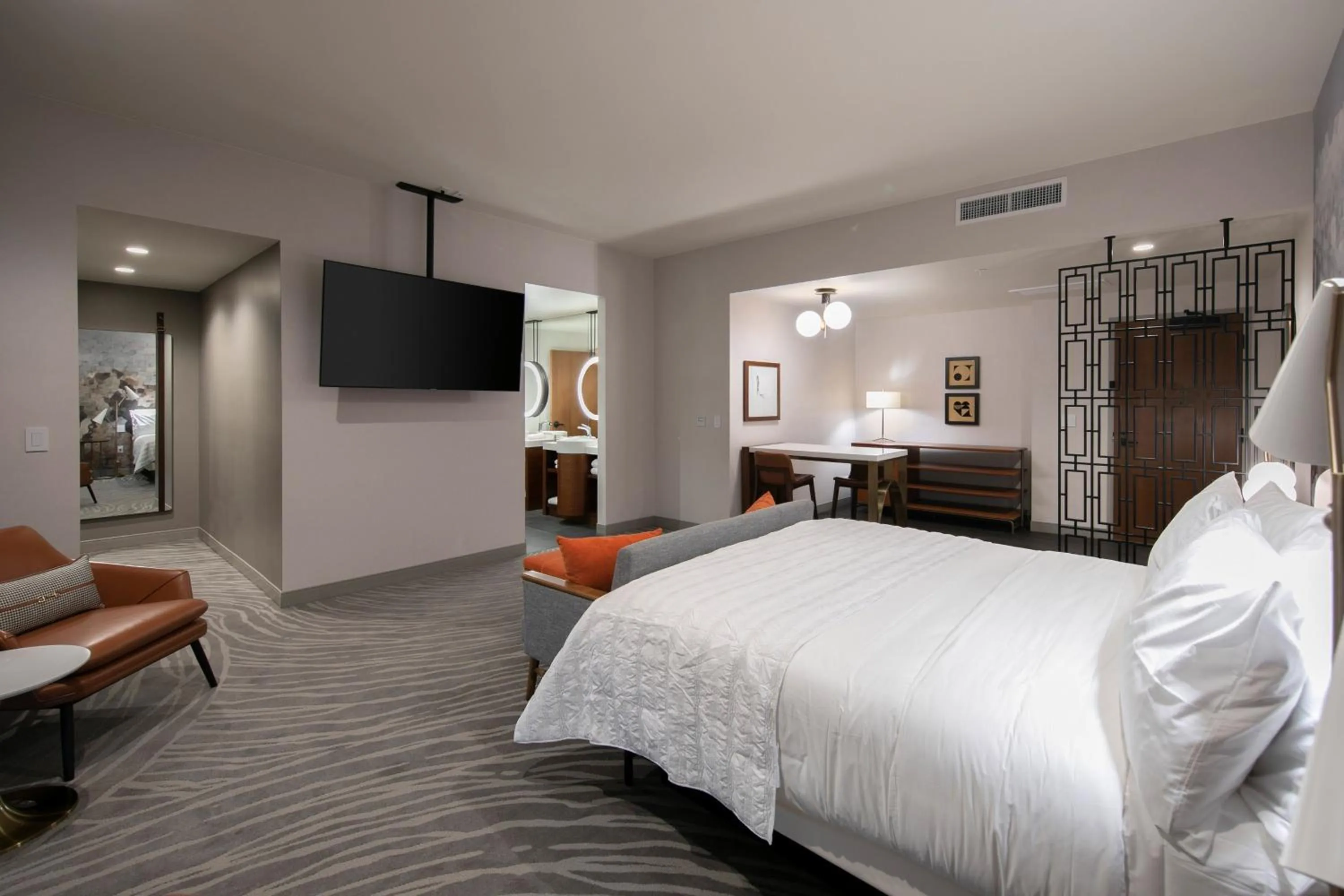 Photo of the whole room, Bed in Le Meridien Pasadena Arcadia