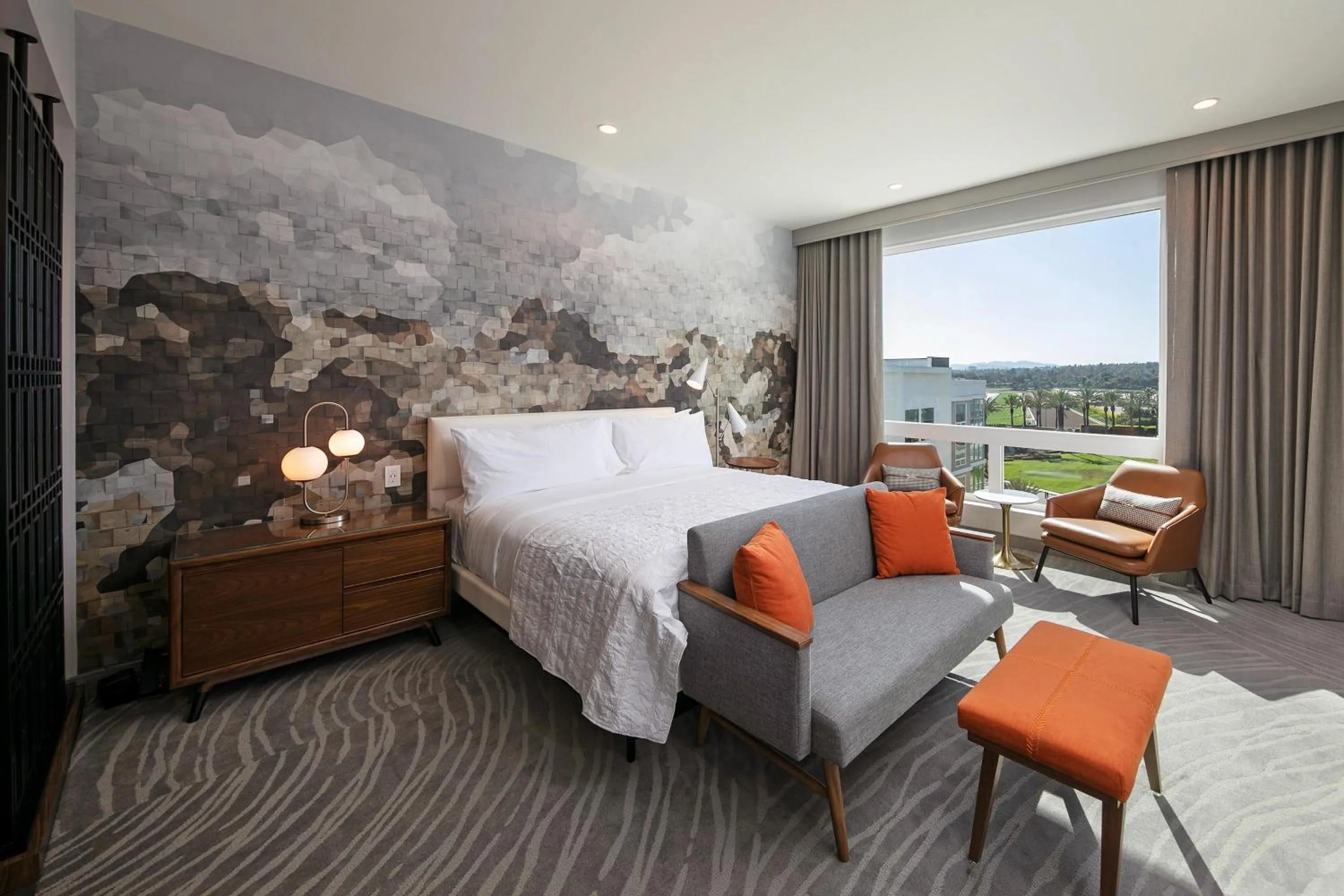 Photo of the whole room, Bed in Le Meridien Pasadena Arcadia