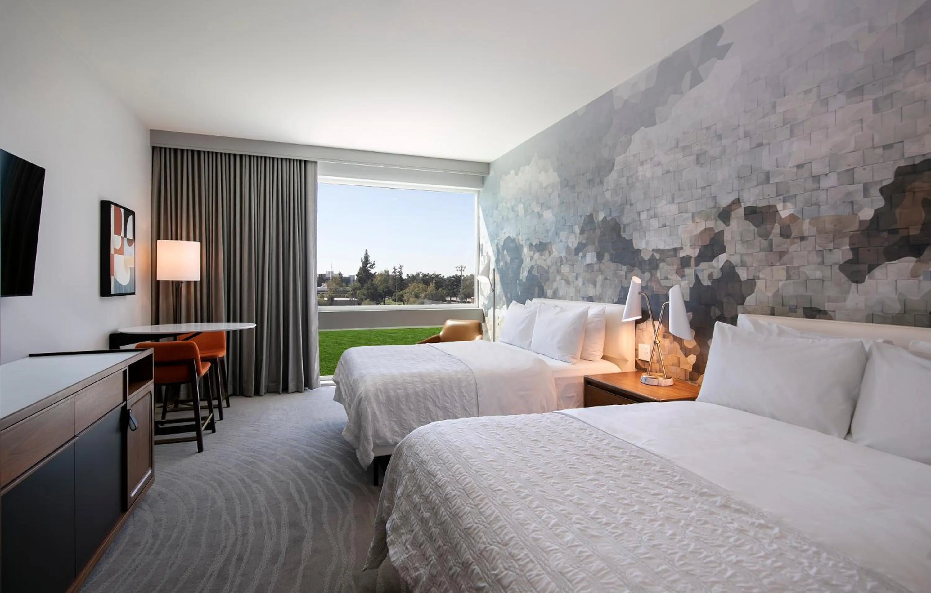 Photo of the whole room, Bed in Le Meridien Pasadena Arcadia