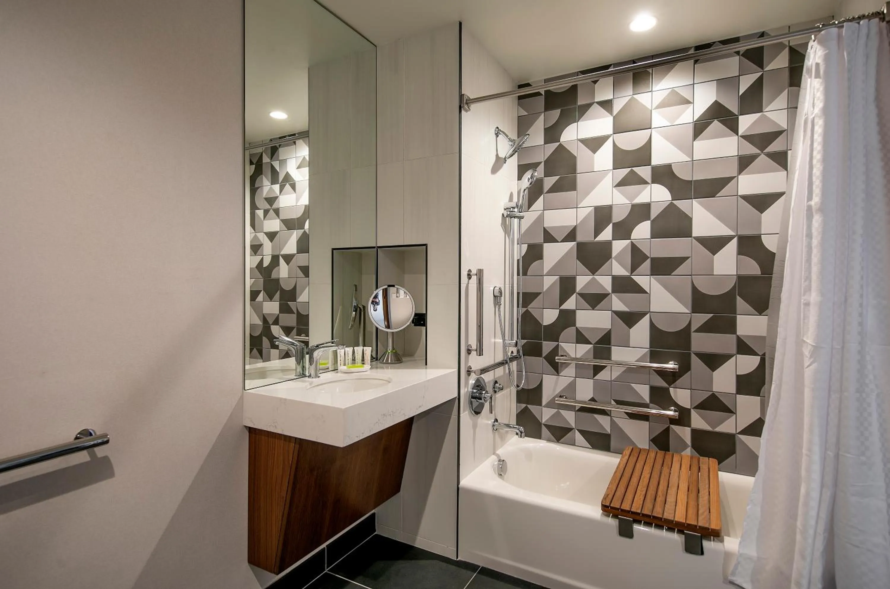 Shower in Le Meridien Pasadena Arcadia