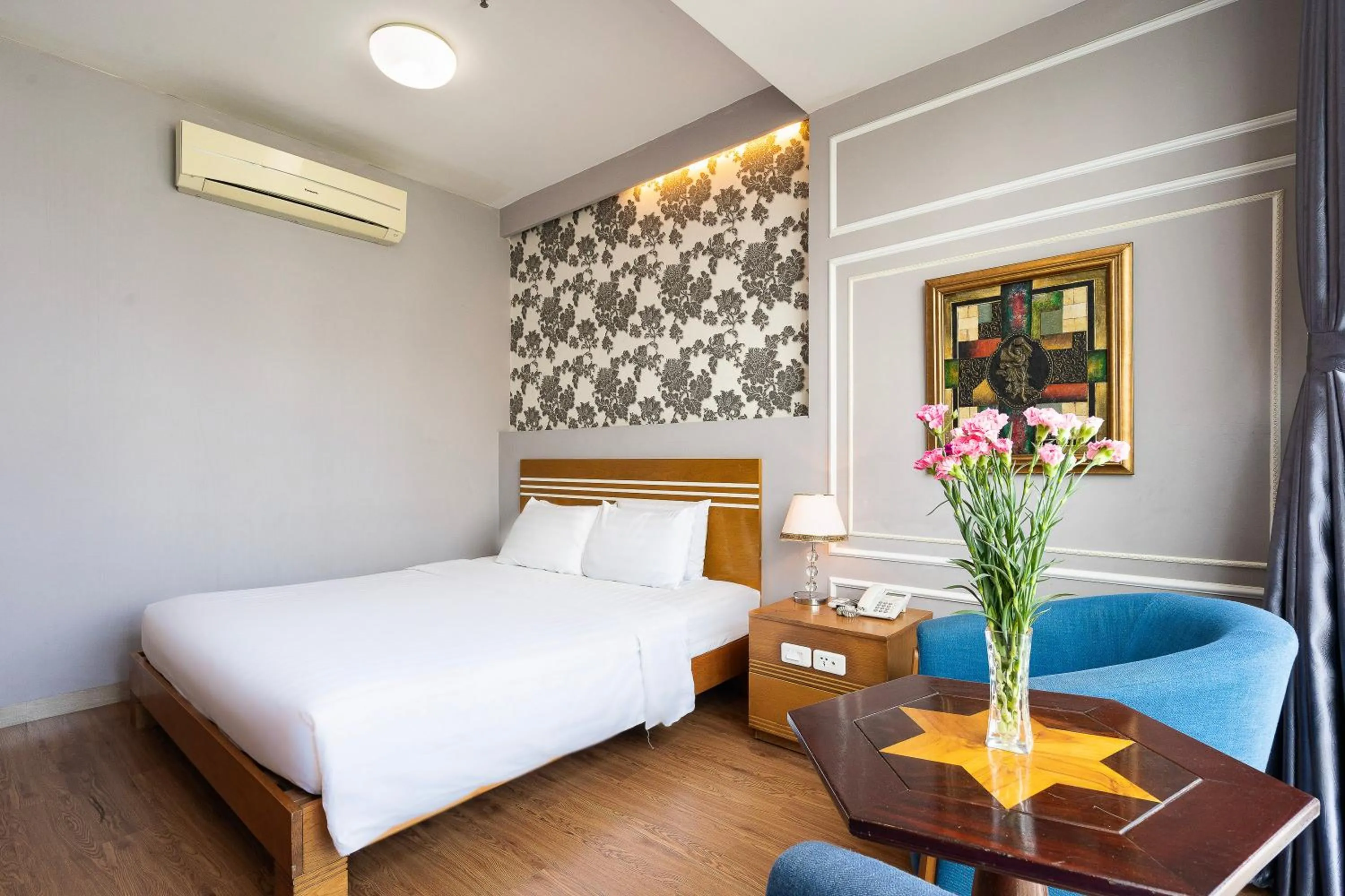 Photo of the whole room, Bed in Lucky Star Hotel 266 De Tham