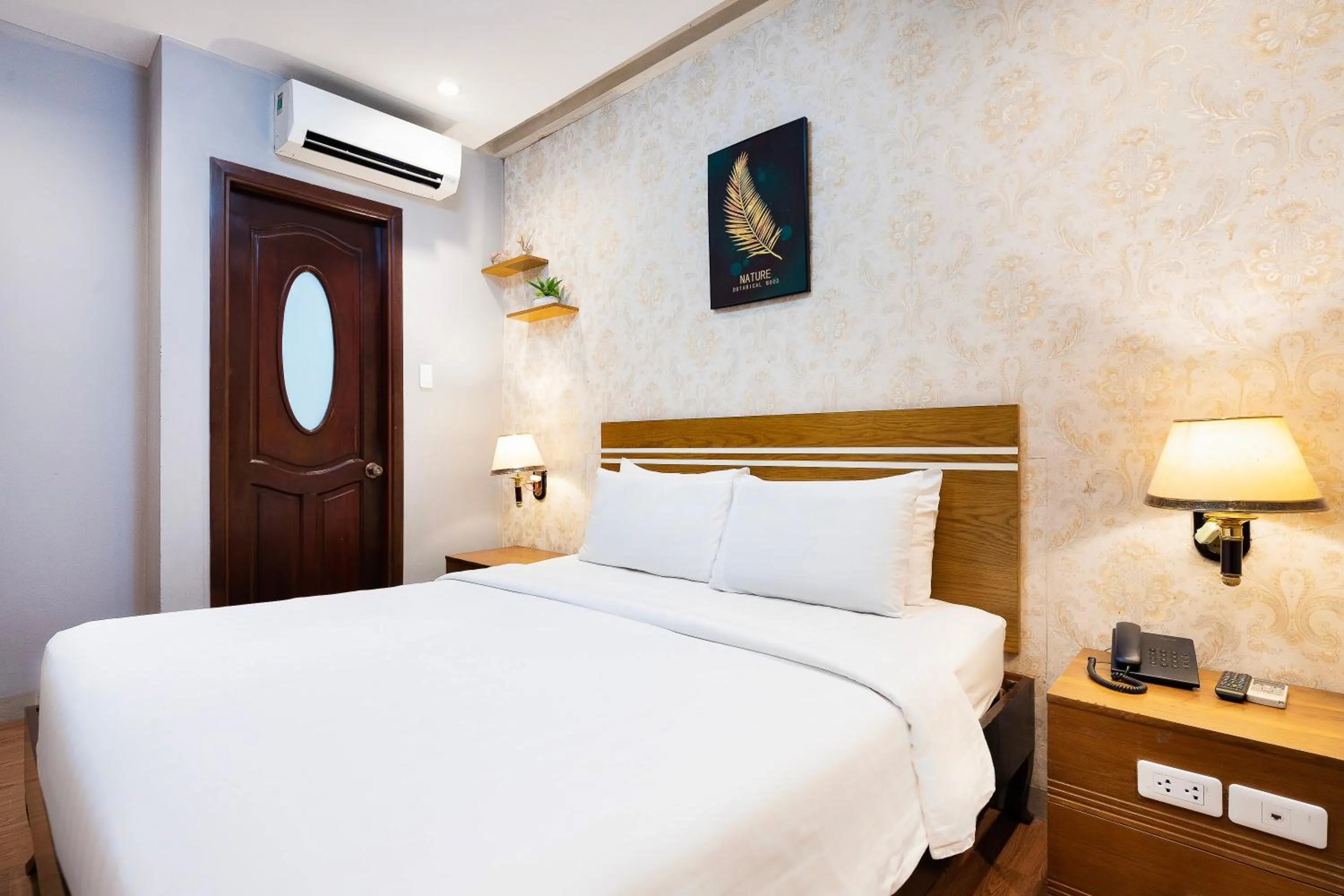 Photo of the whole room, Bed in Lucky Star Hotel 266 De Tham