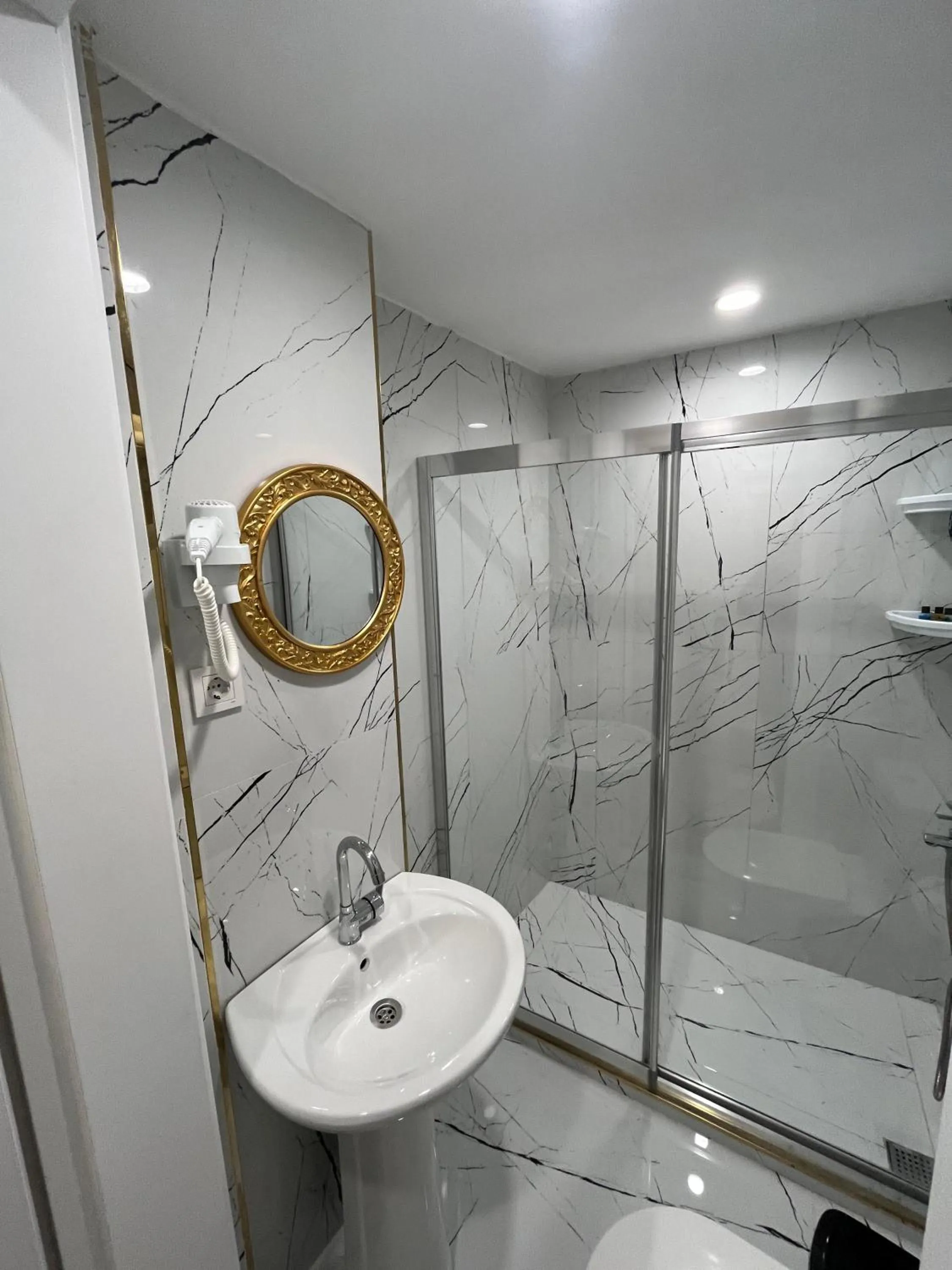 Shower in Constantinopolis Hotel