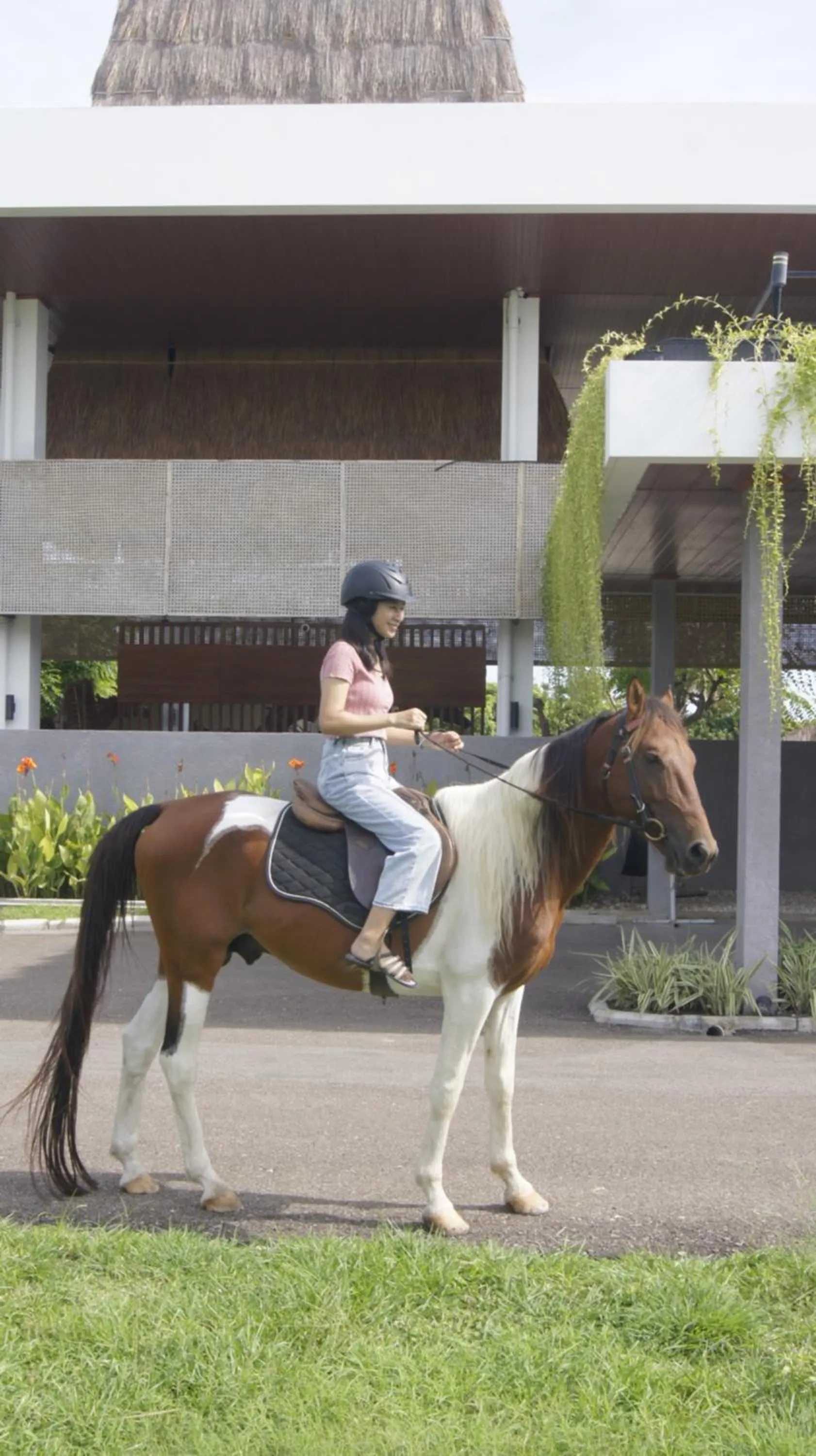 Horse-riding in Kambaniru Beach Hotel and Resort