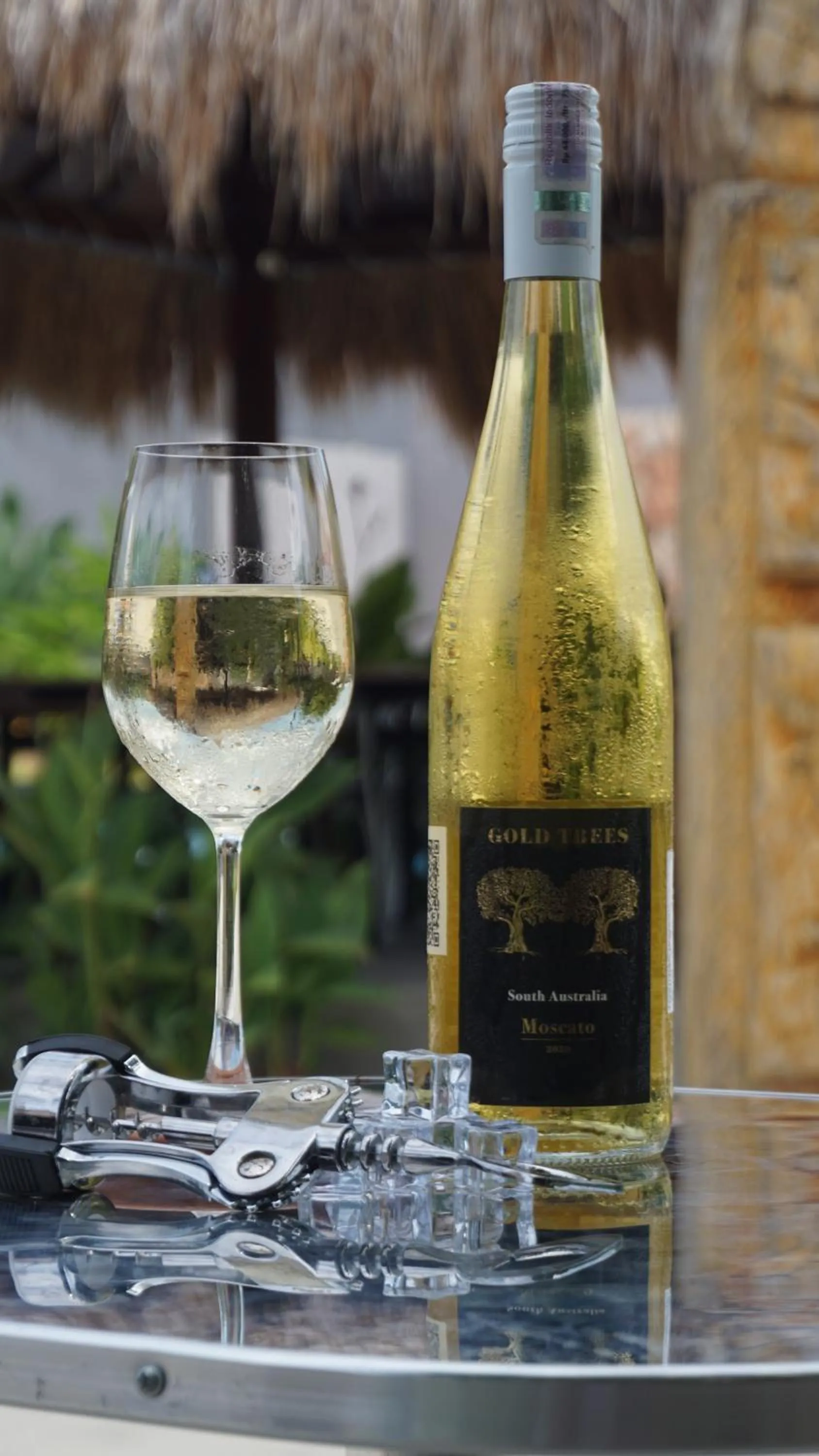 Lounge or bar in Kambaniru Beach Hotel and Resort