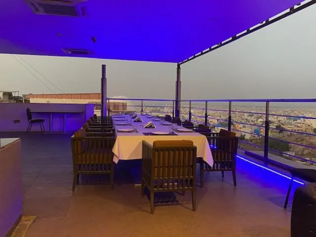 Restaurant/places to eat in Ebony Boutique Hotel