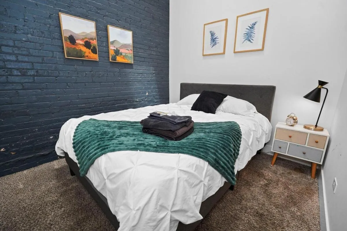 Bed in Modern 2BR 420 Friendly in Chicago South Loop Near Museum Campus, McCormick Place and Soldier Field