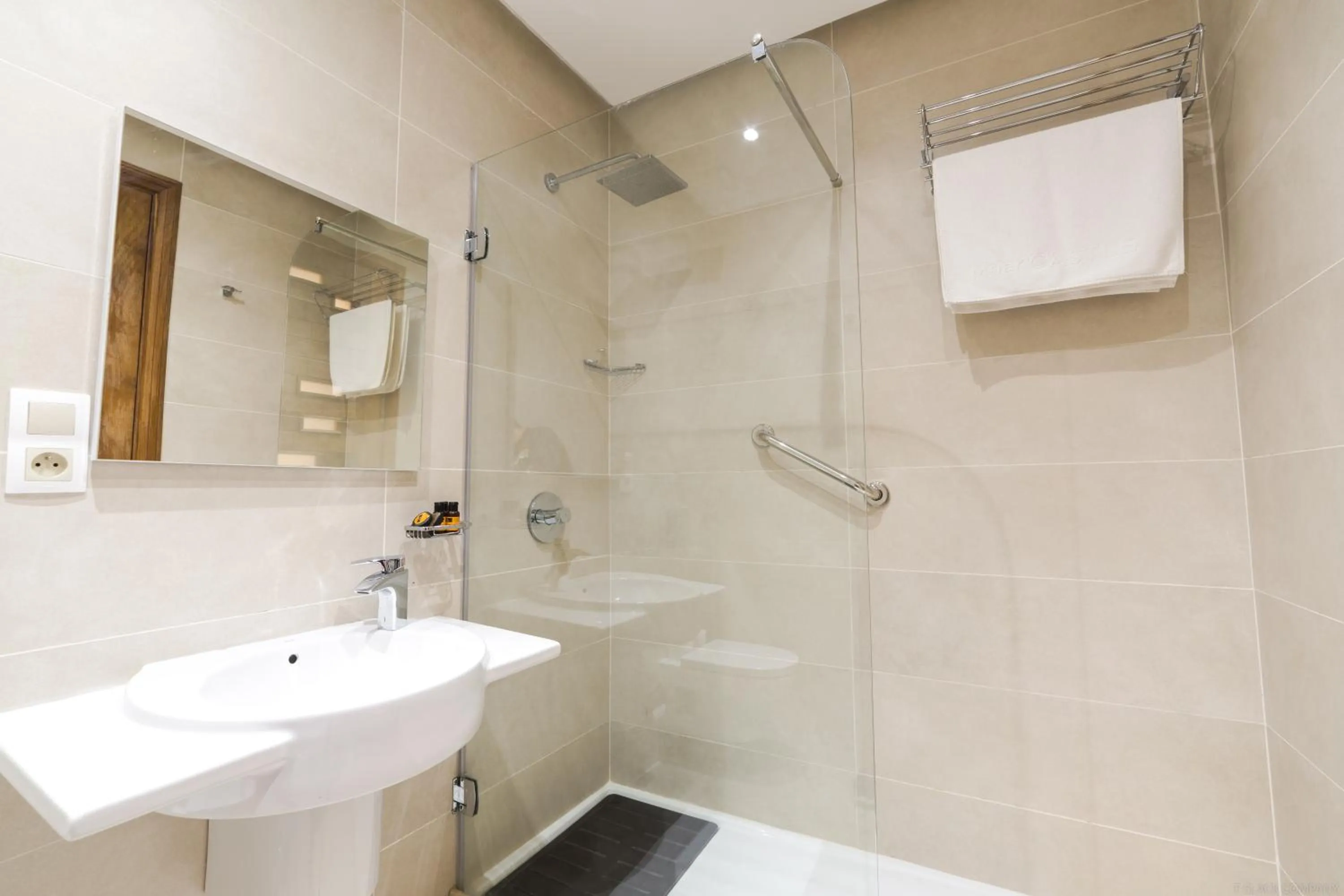 Shower in Mnar Castle