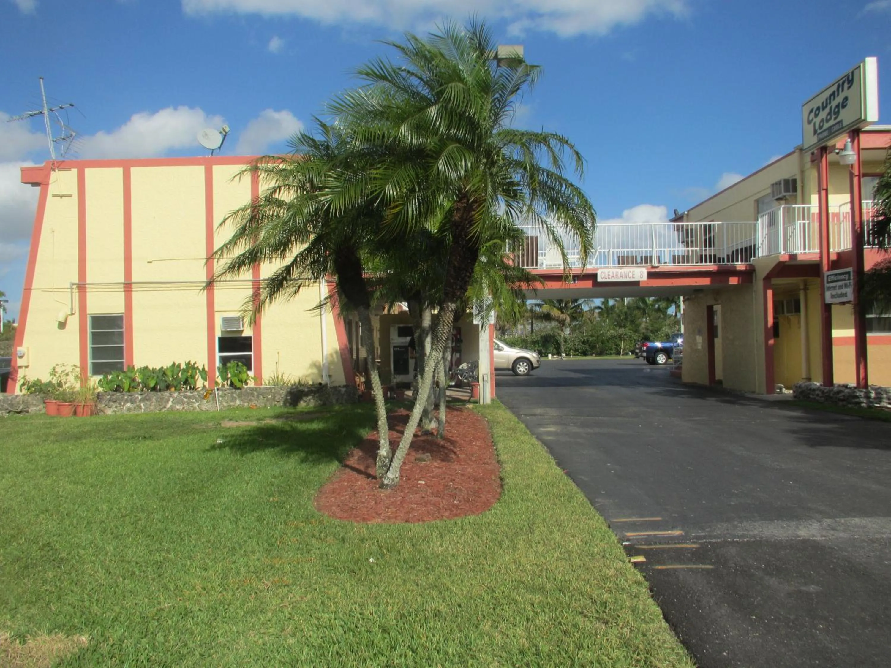 Facade/entrance in Country Lodge