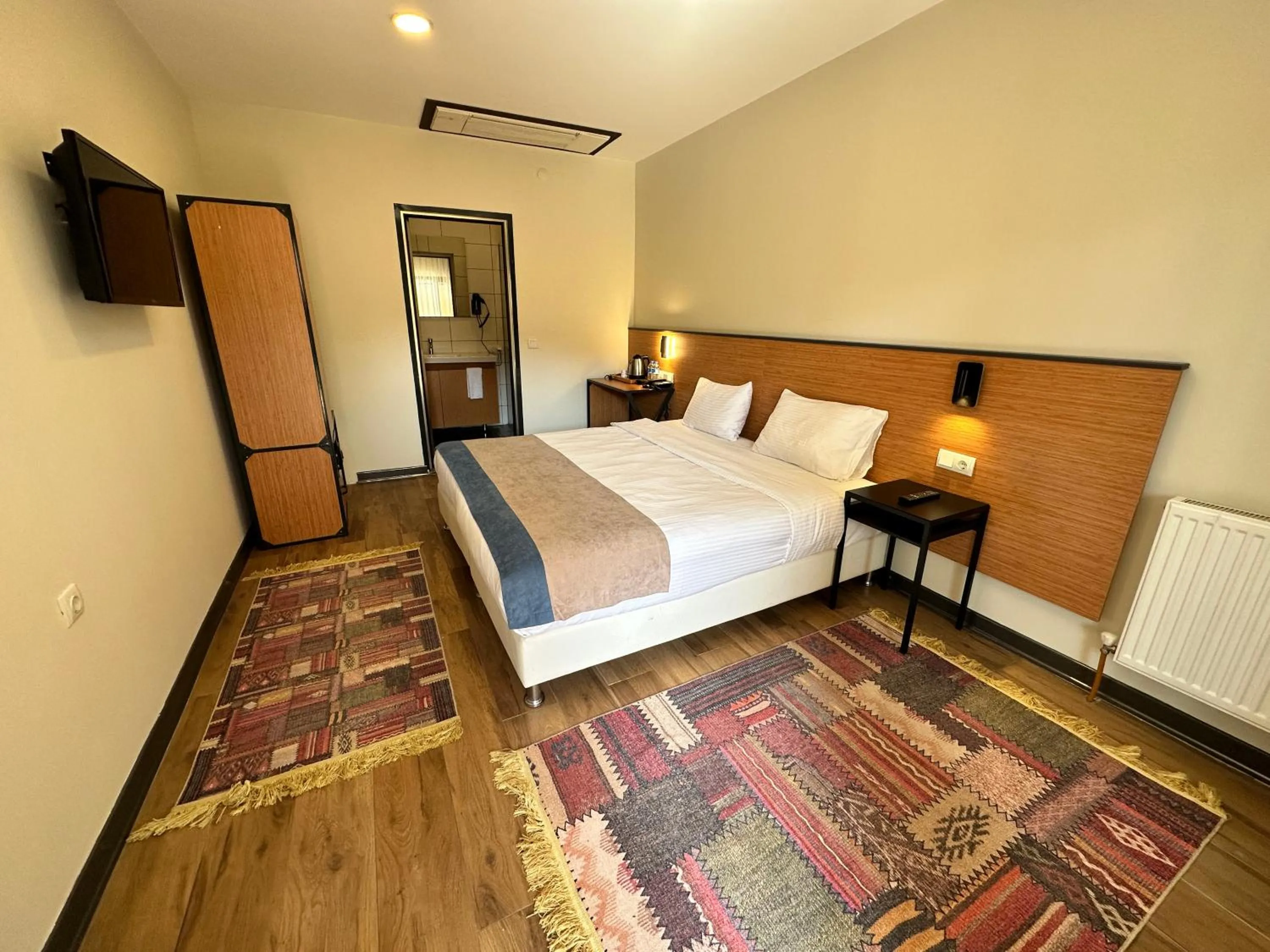 Communal lounge/ TV room, Bed in N'Ala Otel