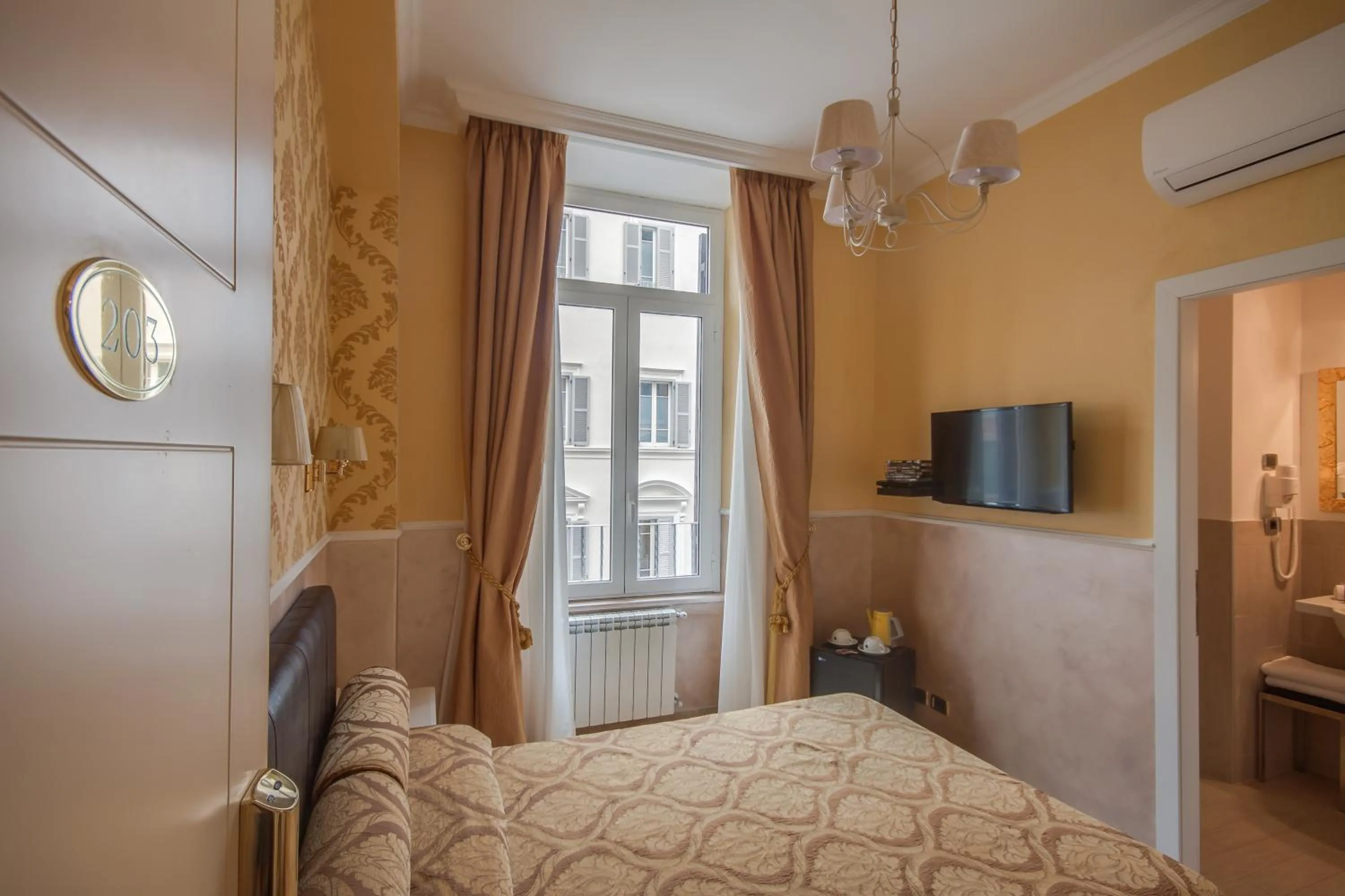 Photo of the whole room, Bed in Quality in Rome