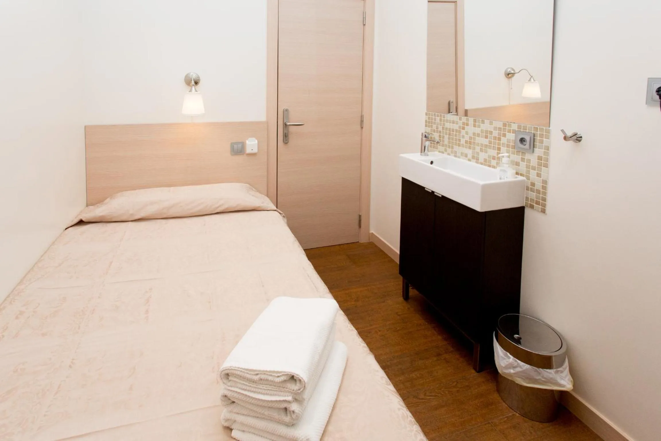 Photo of the whole room, Bed in Hostal Excellence