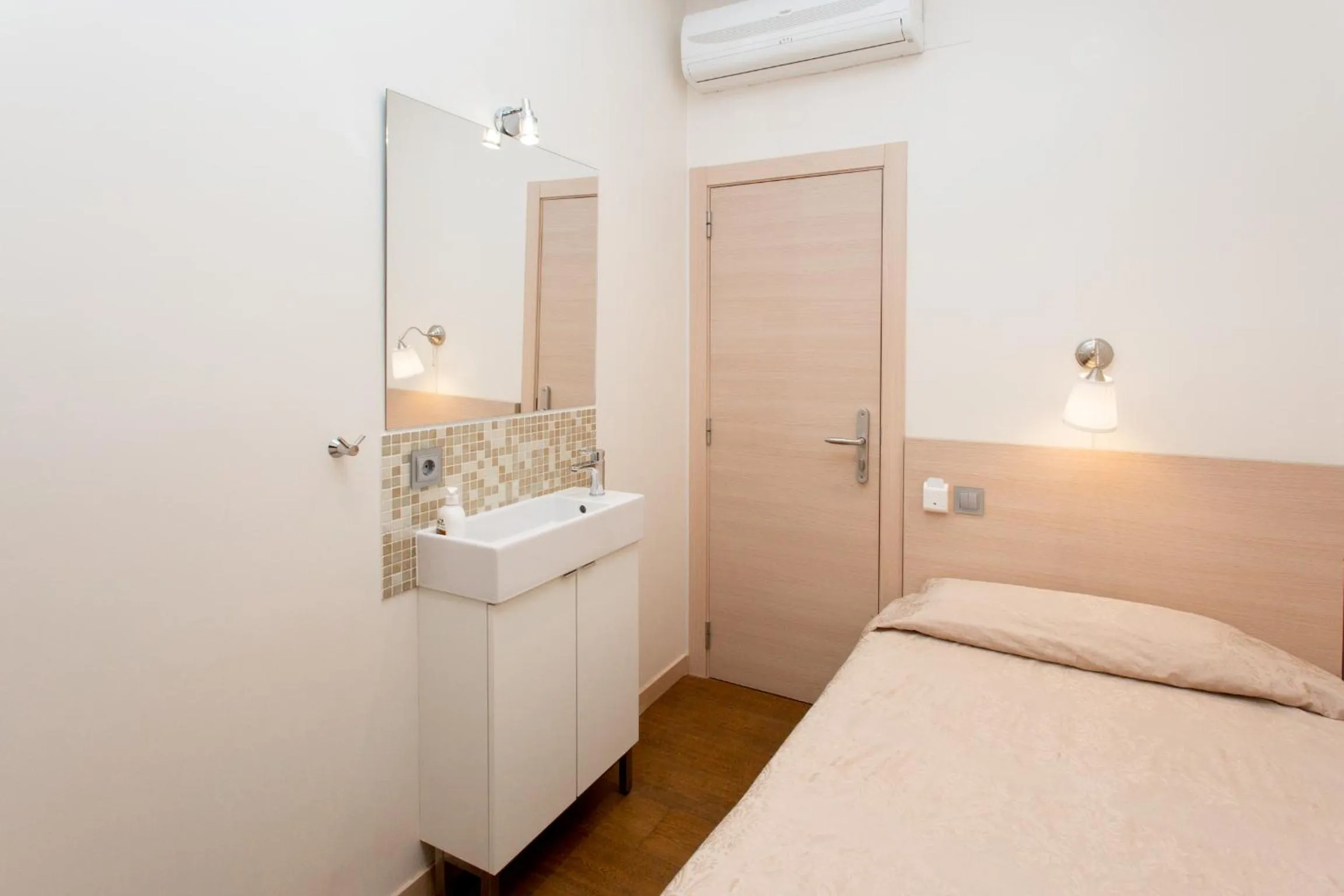 Decorative detail, Bed in Hostal Excellence