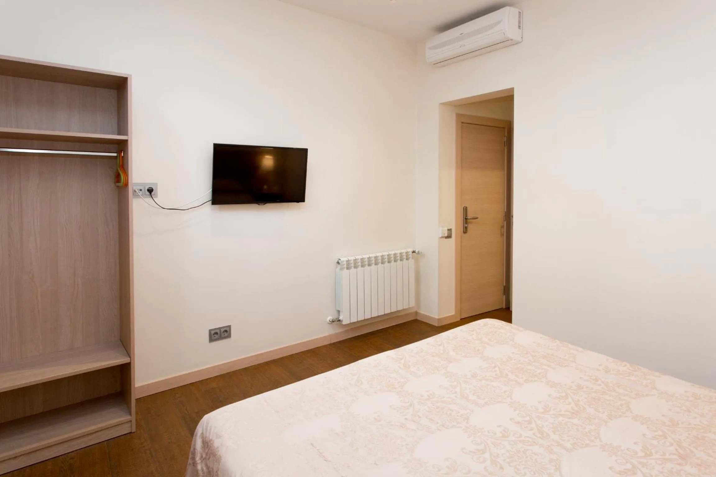 Photo of the whole room, Bed in Hostal Excellence