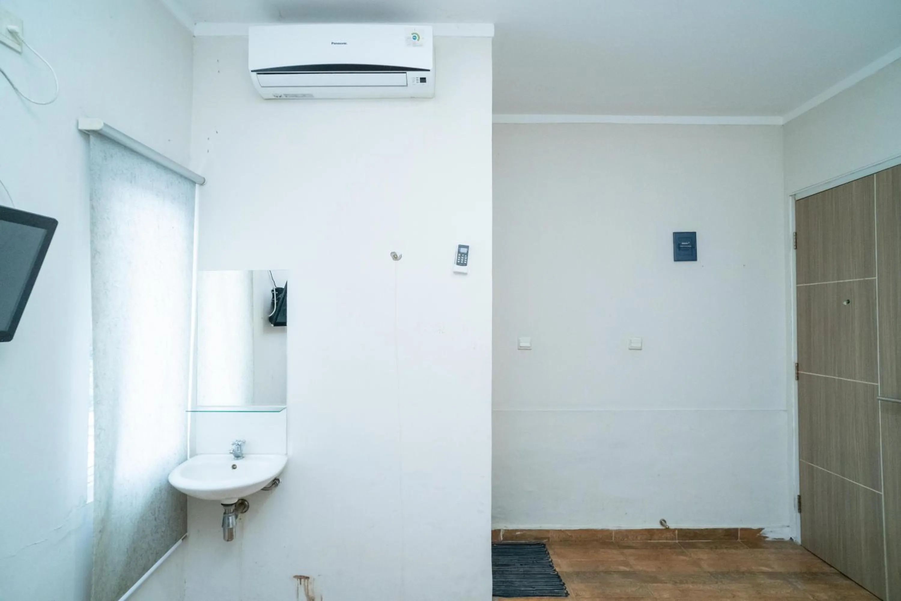 Bathroom in 77 Guest House Serpong Mitra RedDoorz
