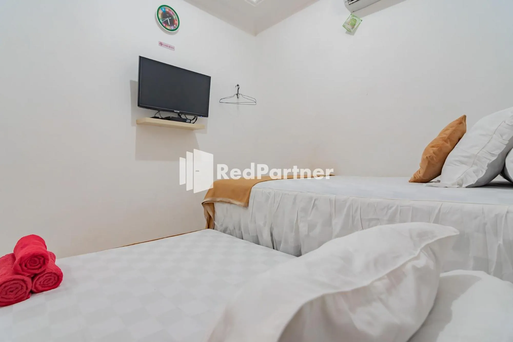 Bedroom, Bed in Langkar Guest House Syariah Mitra RedDoorz