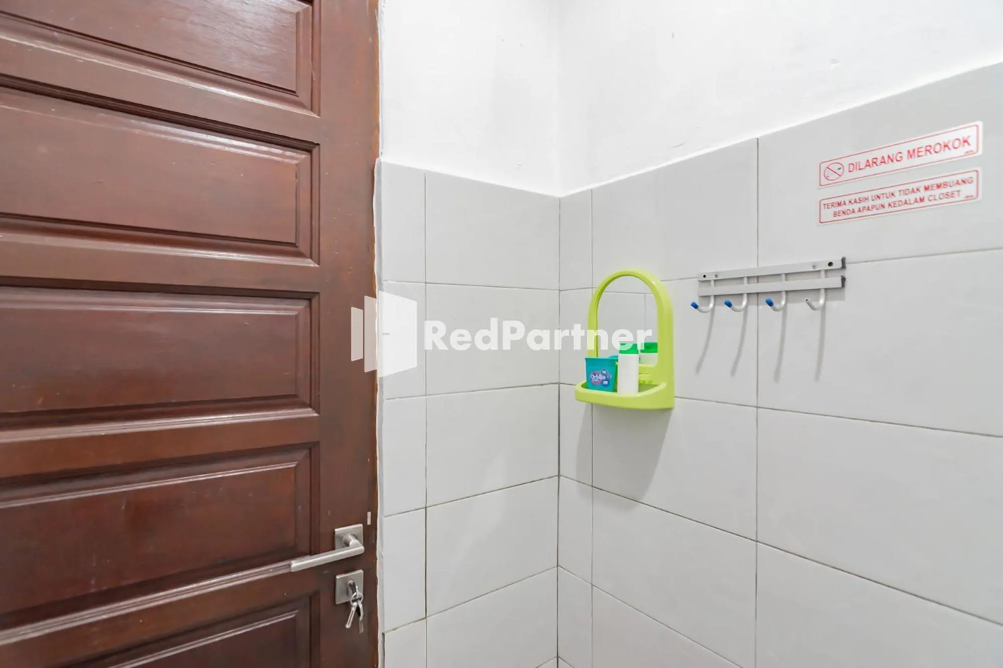 Bathroom in Langkar Guest House Syariah Mitra RedDoorz
