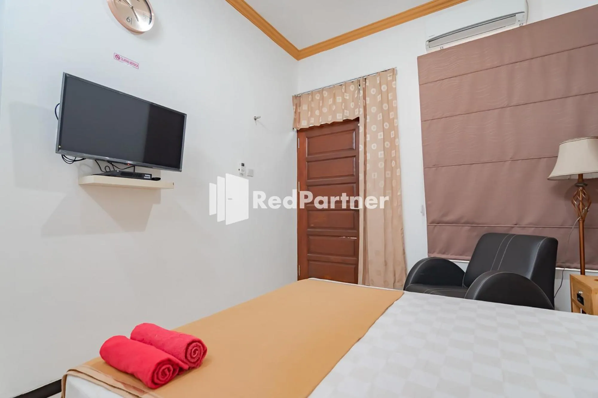 Bedroom, Bed in Langkar Guest House Syariah Mitra RedDoorz