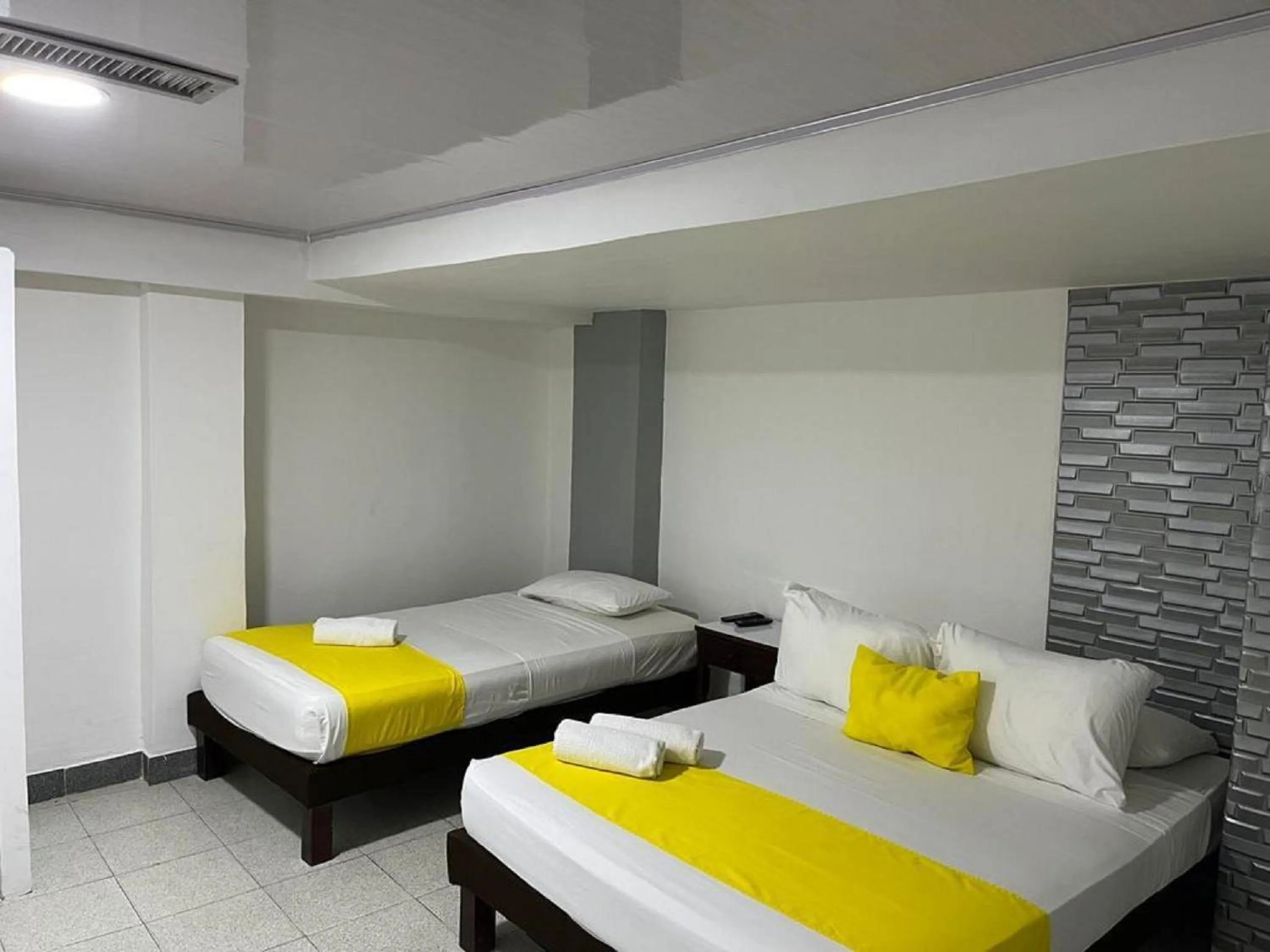 Photo of the whole room, Bed in Hotel Toledo FL