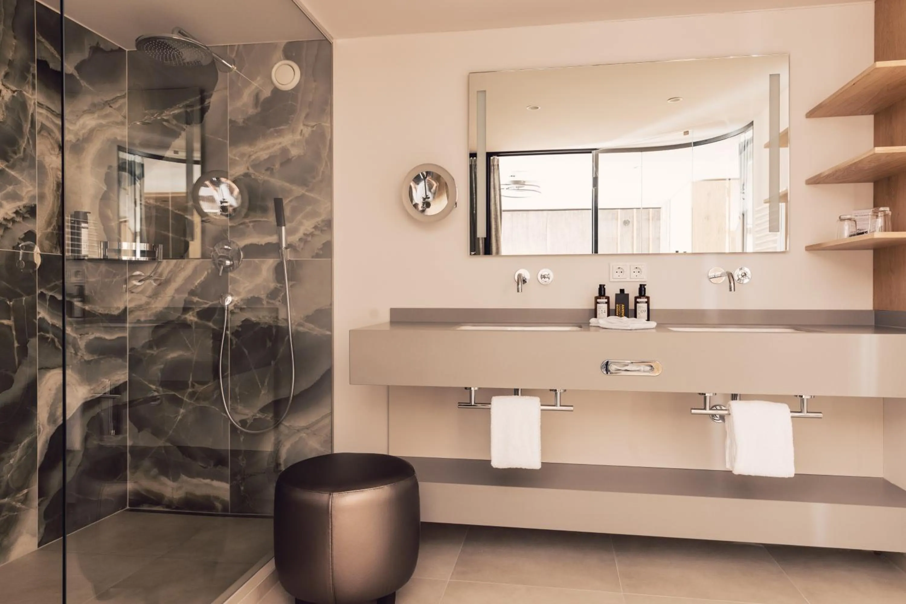 Photo of the whole room in Hotel Schöne Aussicht