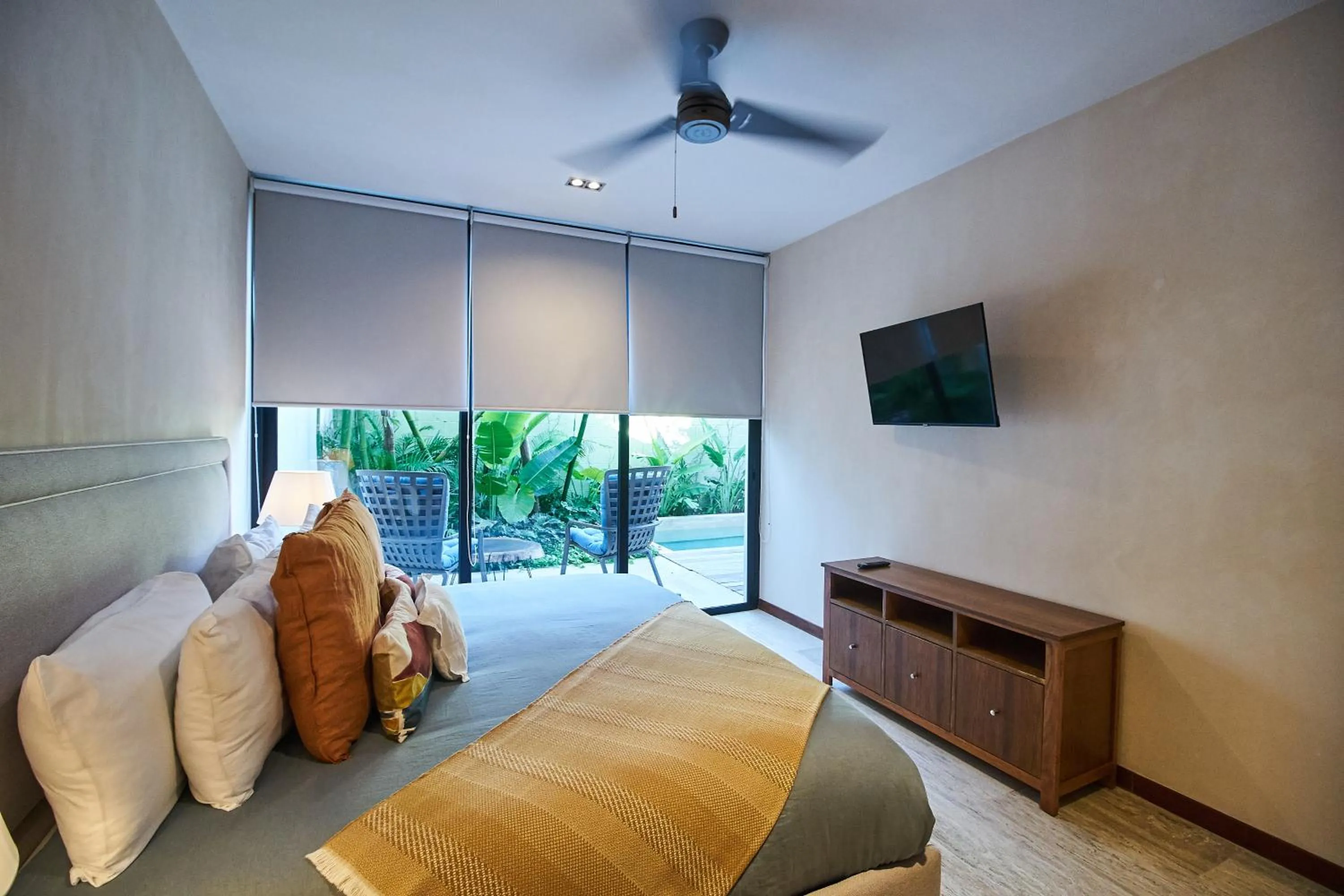 TV and multimedia, Bed in Don Quijote - Private pool & Beach club access