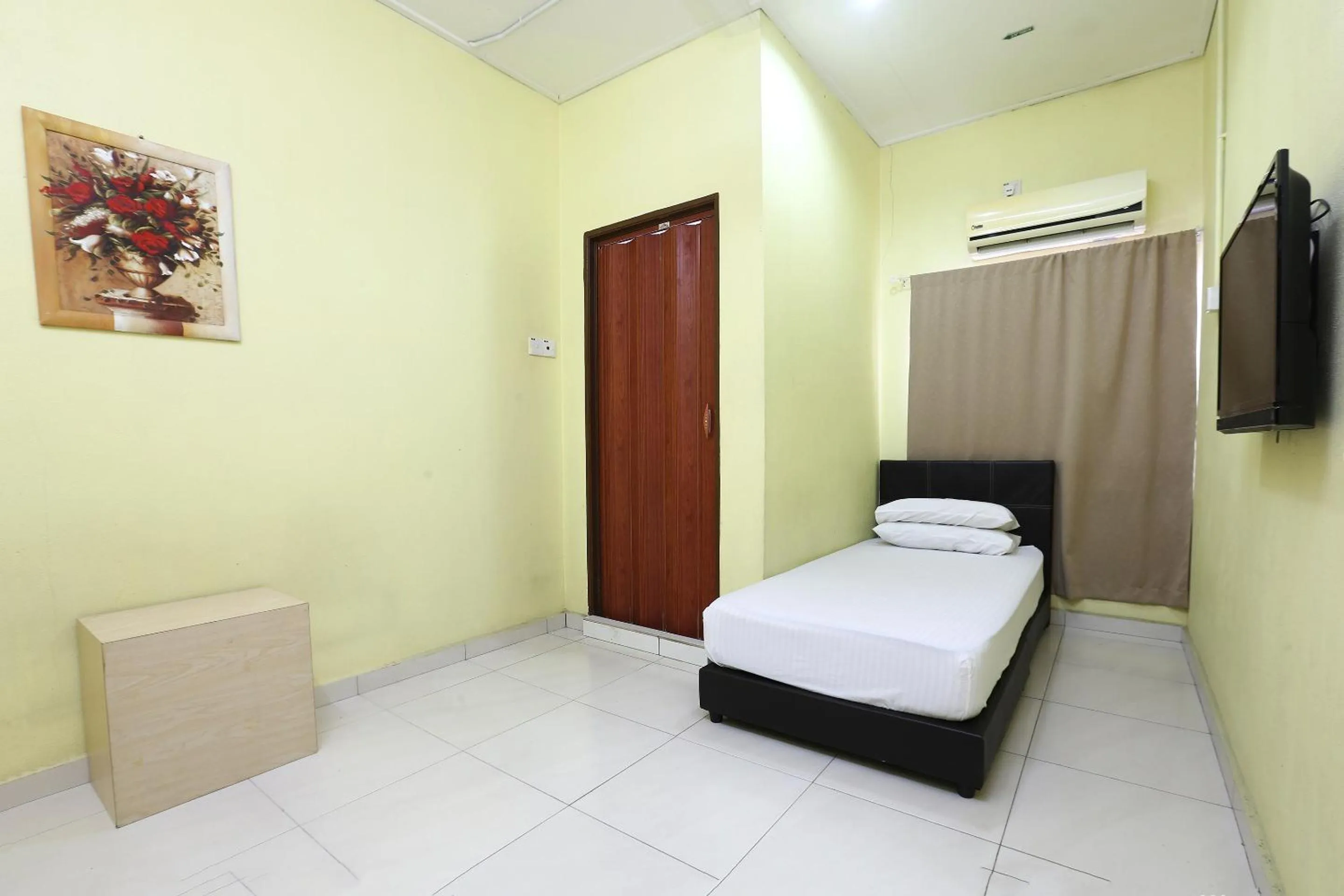 Bedroom, Bed in Hotel O Innap Kota Bharu