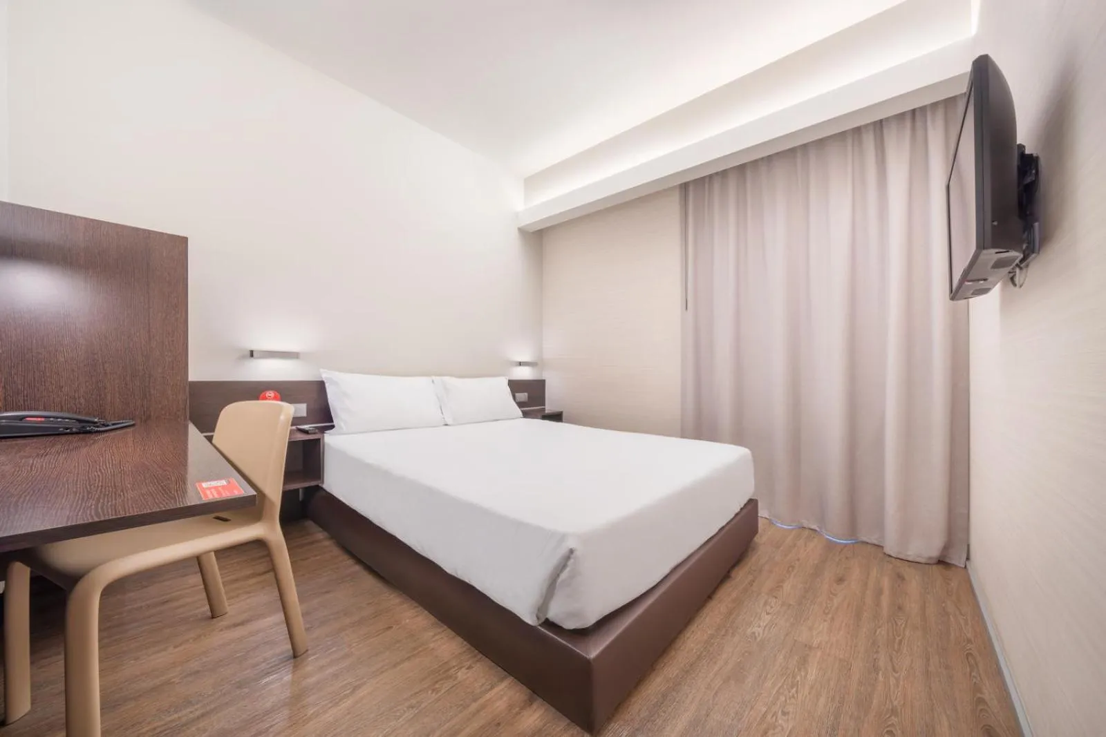 Bed in Moov Hotel Évora