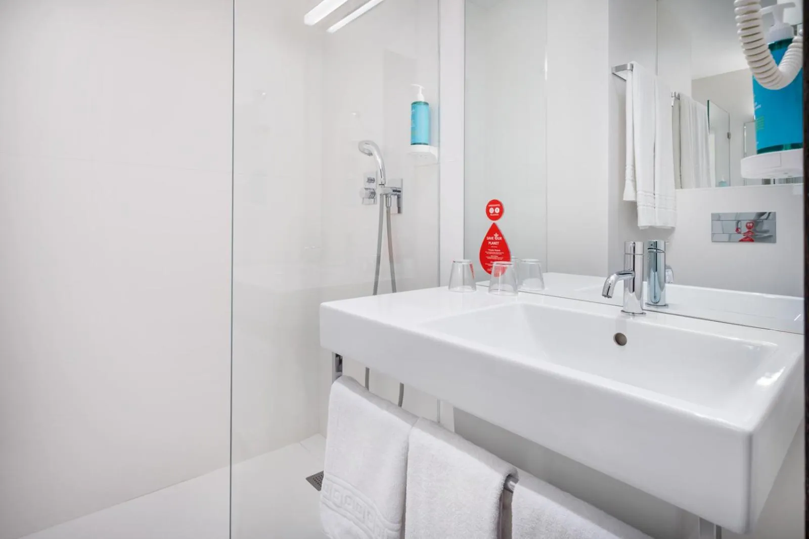 Shower in Moov Hotel Évora