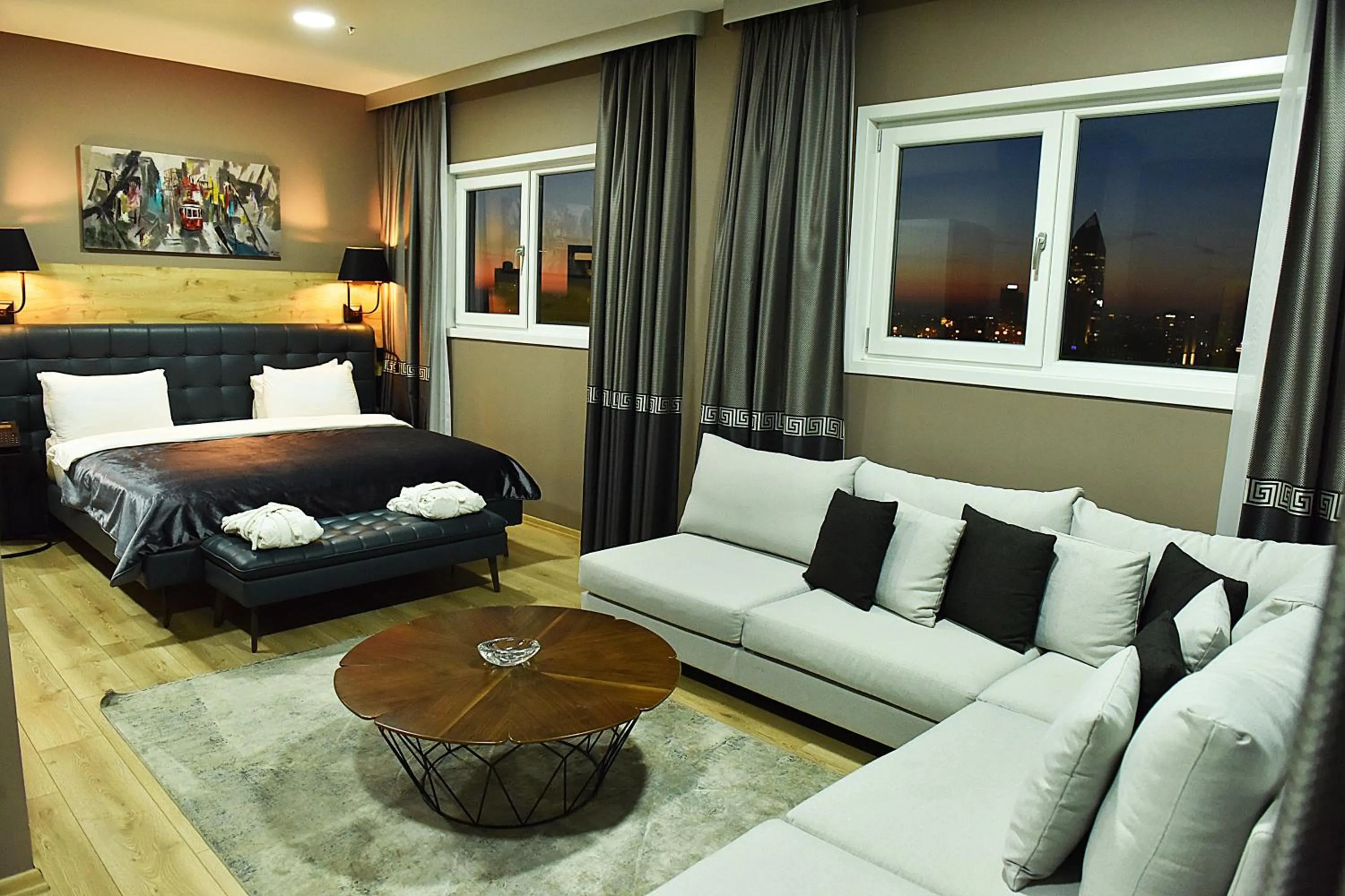 Photo of the whole room, Bed in Kerthill Hotel