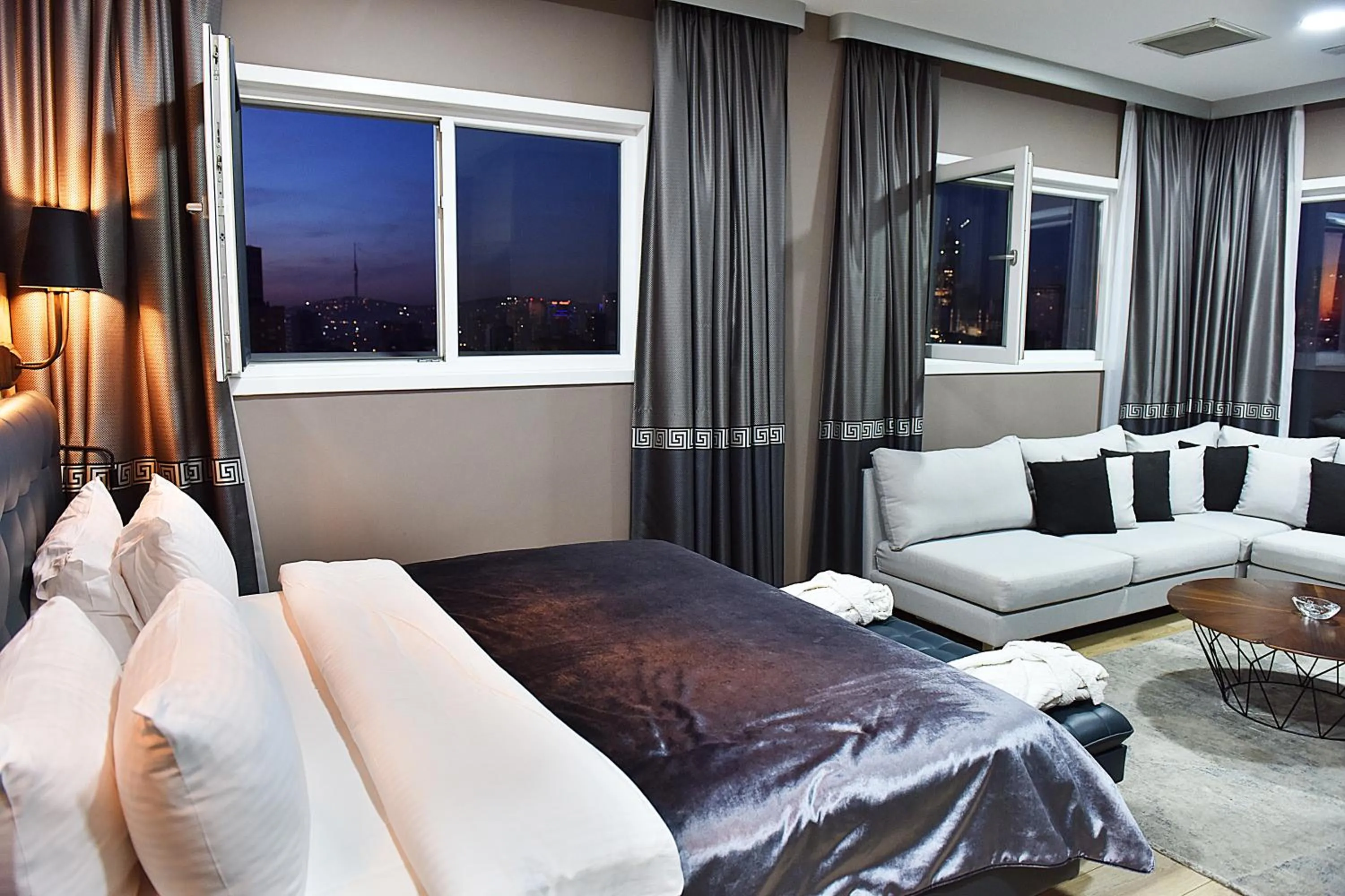 Photo of the whole room, Bed in Kerthill Hotel