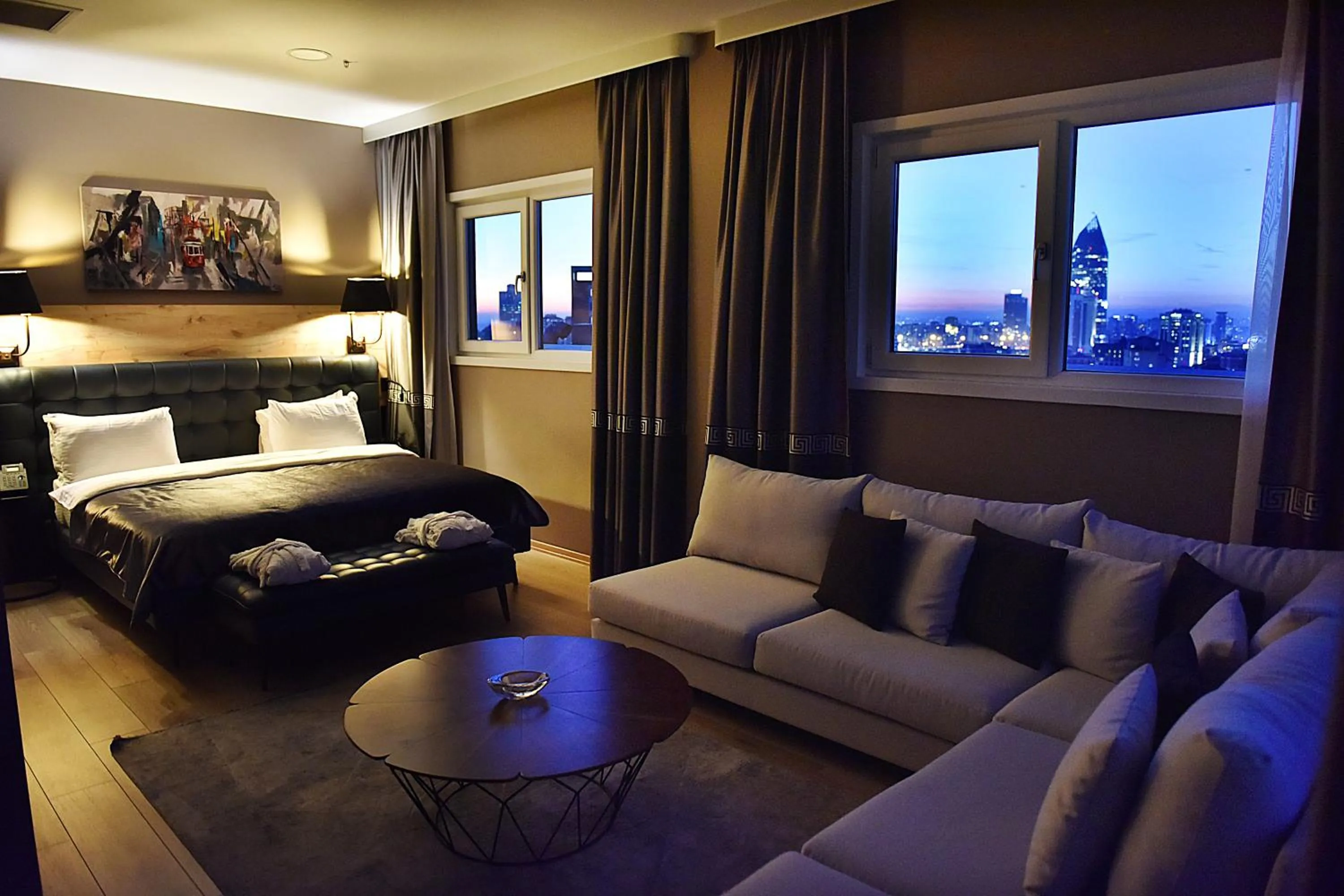 Photo of the whole room, Bed in Kerthill Hotel