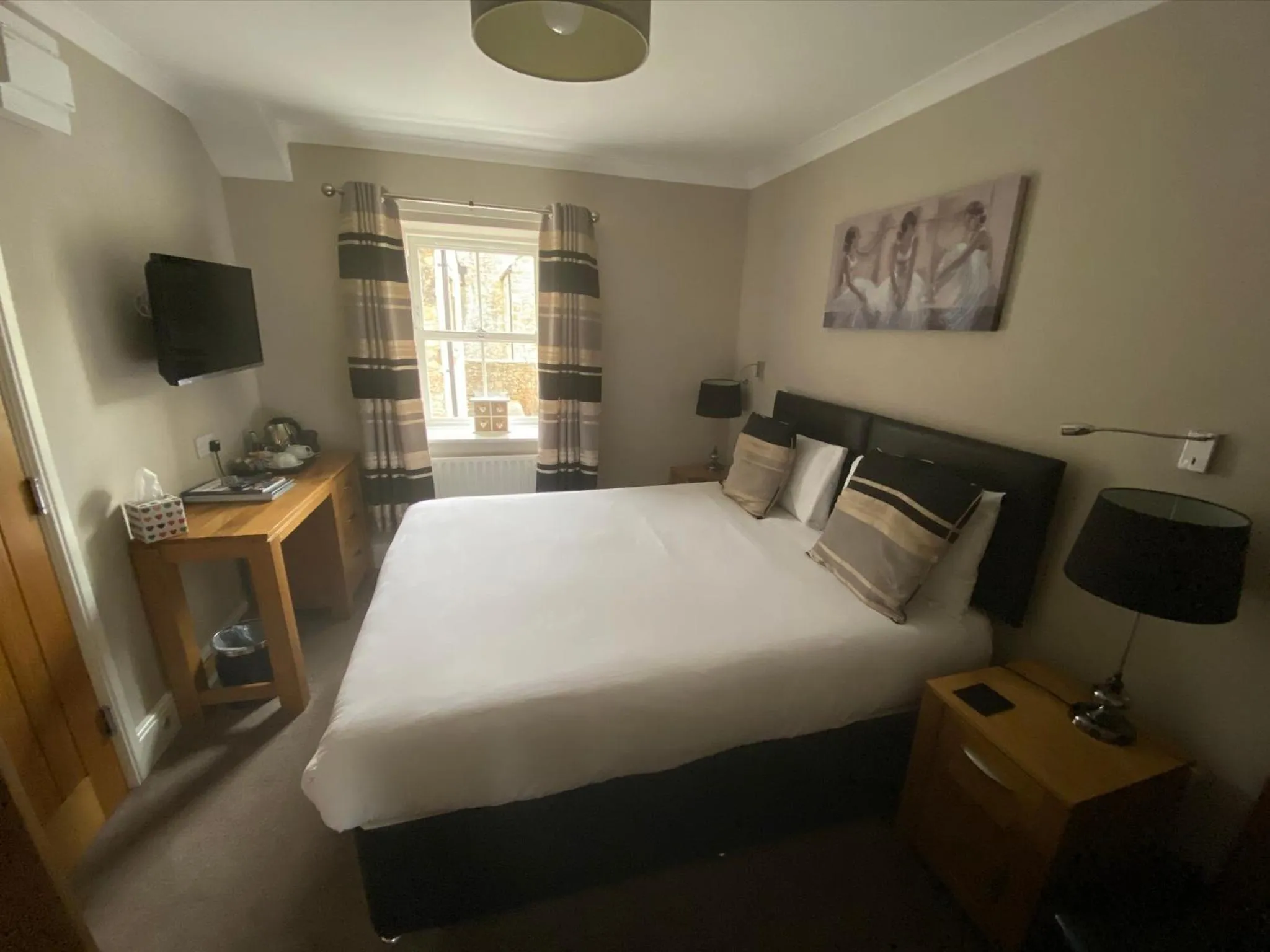 TV and multimedia, Bed in The Three Horseshoes Hotel