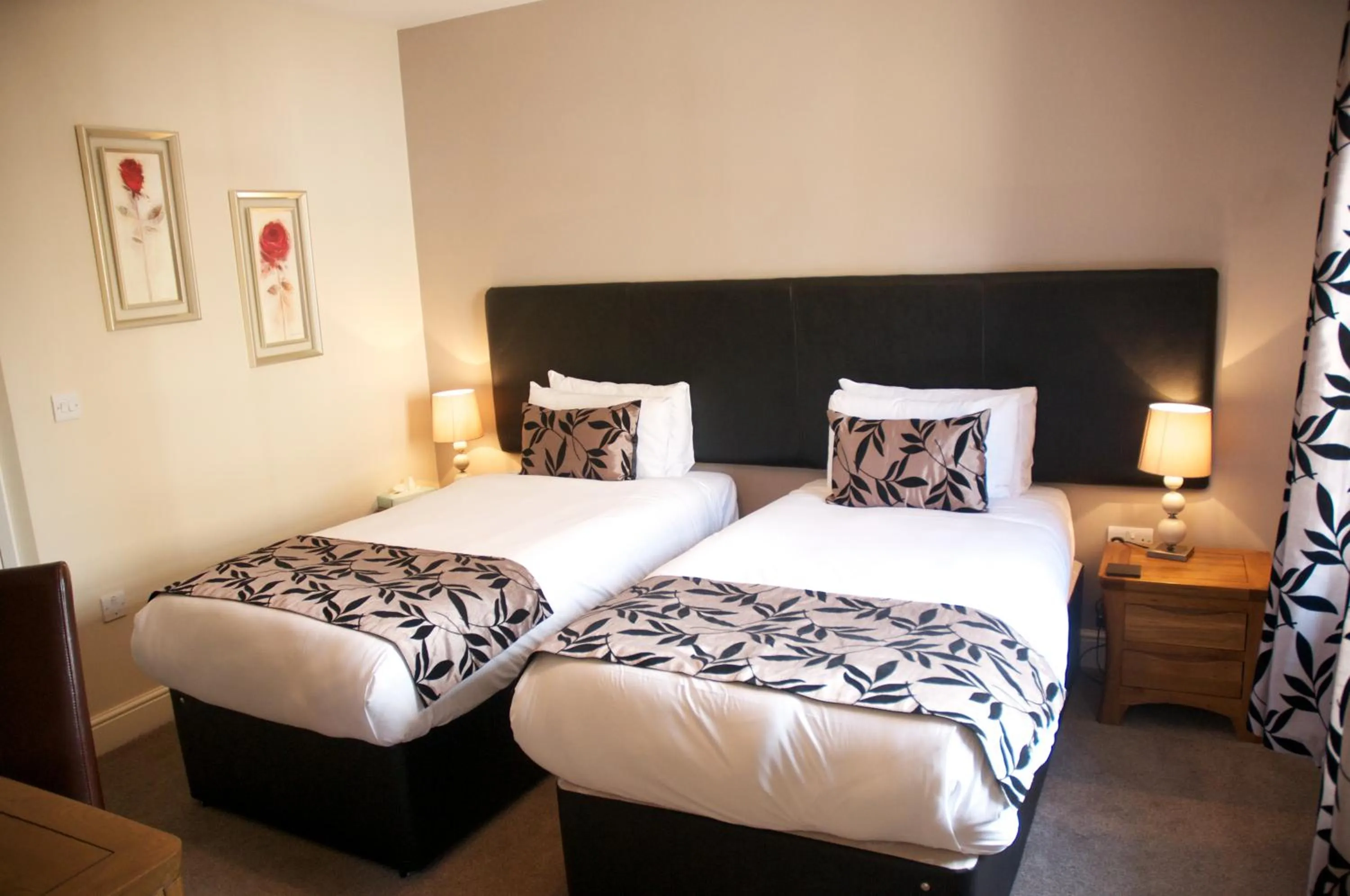 Bedroom, Bed in The Three Horseshoes Hotel