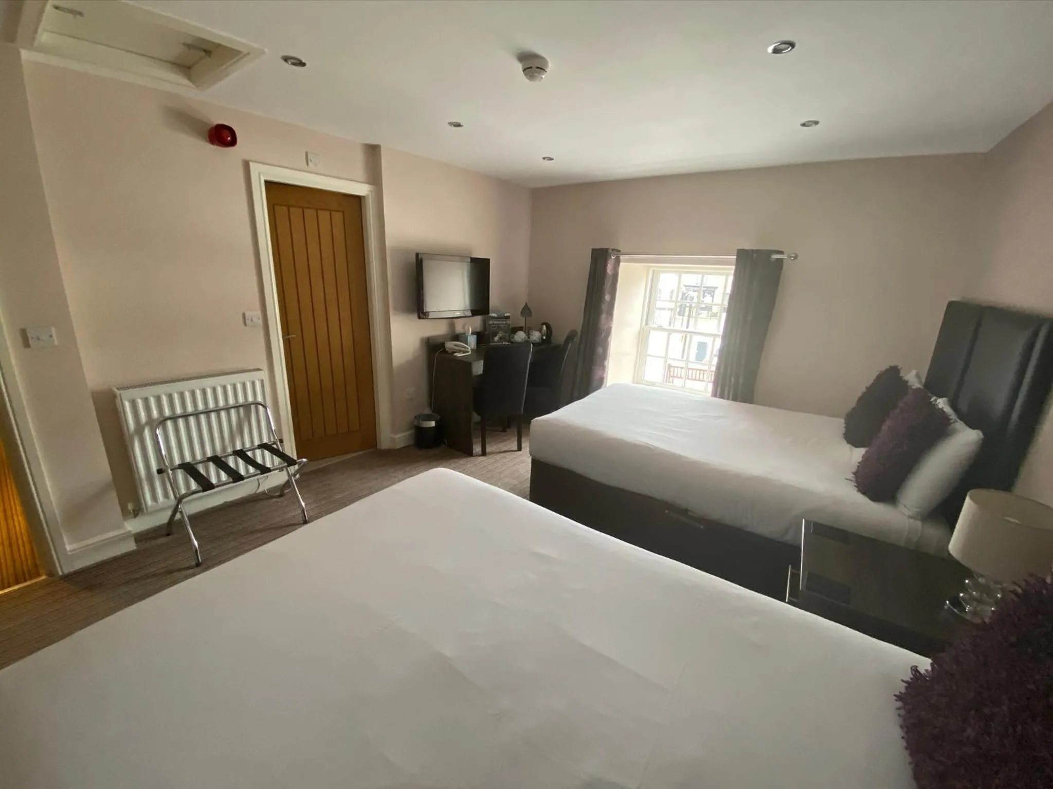 Bedroom, Bed in The Three Horseshoes Hotel