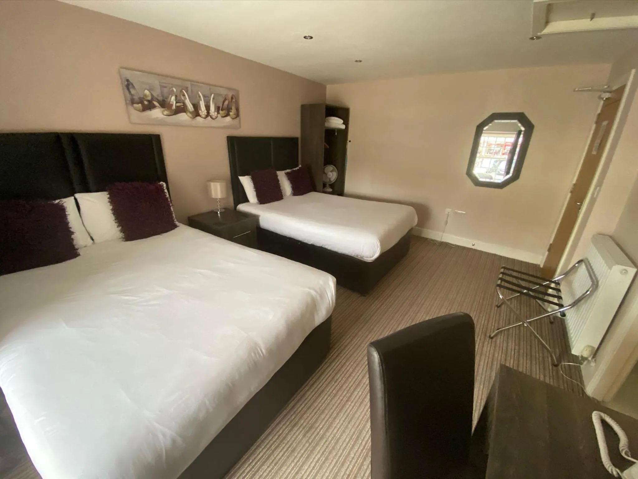 Bedroom, Bed in The Three Horseshoes Hotel